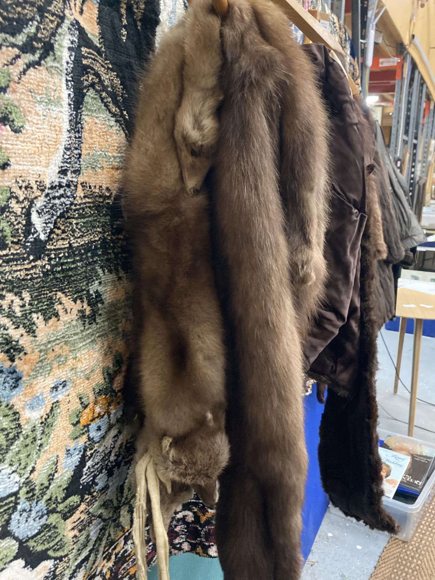 A VINTAGE MINK STOLE AND A FUR HAT - Image 3 of 5