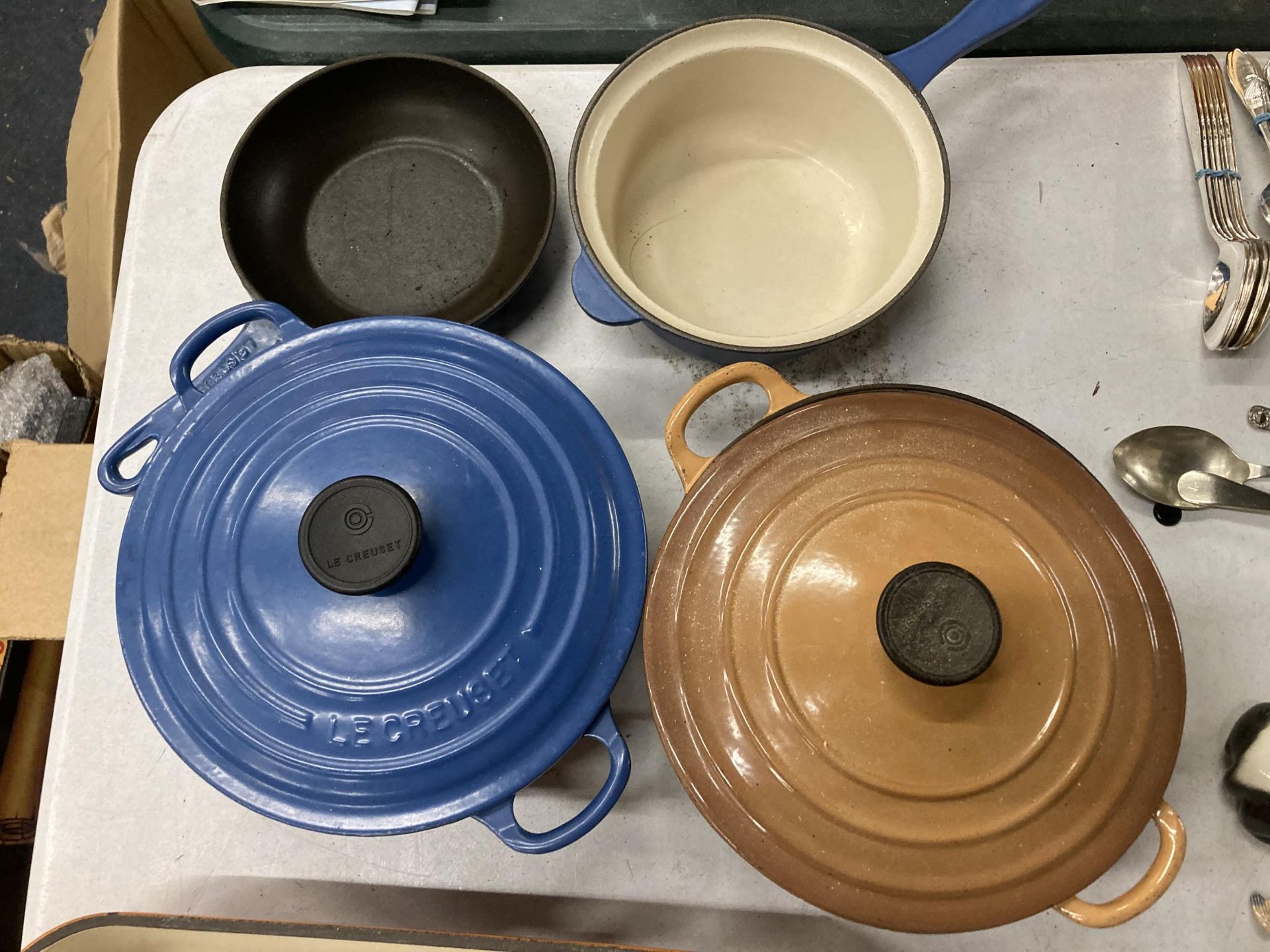 FIVE PIECES OF LE CREUSET COOKWARE TO INCLUDE LIDDED CASSEROLE DISHES, A FLAN DISH AND PANS - Image 2 of 3