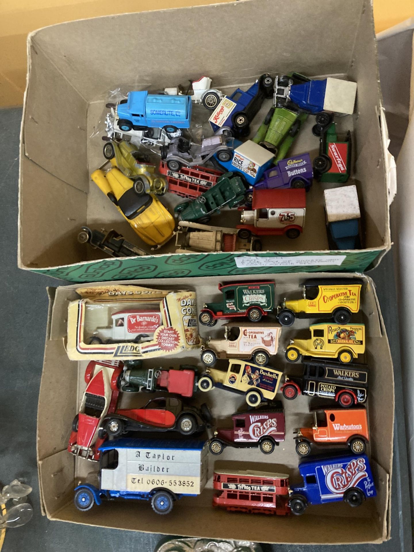 A LARGE QUANTITY OF VINTAGE DIE-CAST VANS AND CARS TO INCLUDE LLEDO, YESTERYEAR, CORGI, ETC