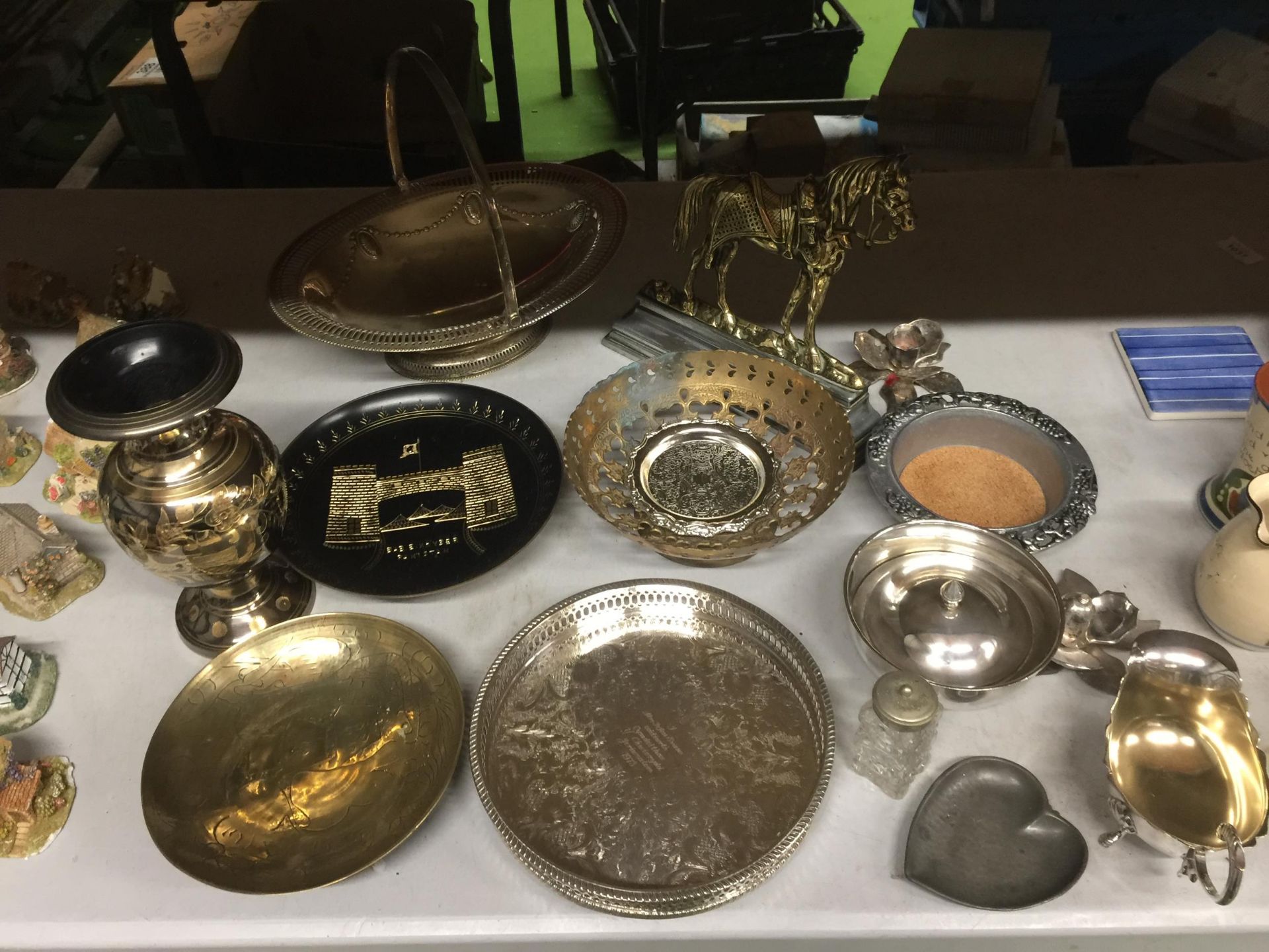 A QUANTITY OF SILVER PLATED ITEMS TO INCLUDE A BASKET BOWL, TRAY, BOWLS, VASE, JUG, HORSE, ETC