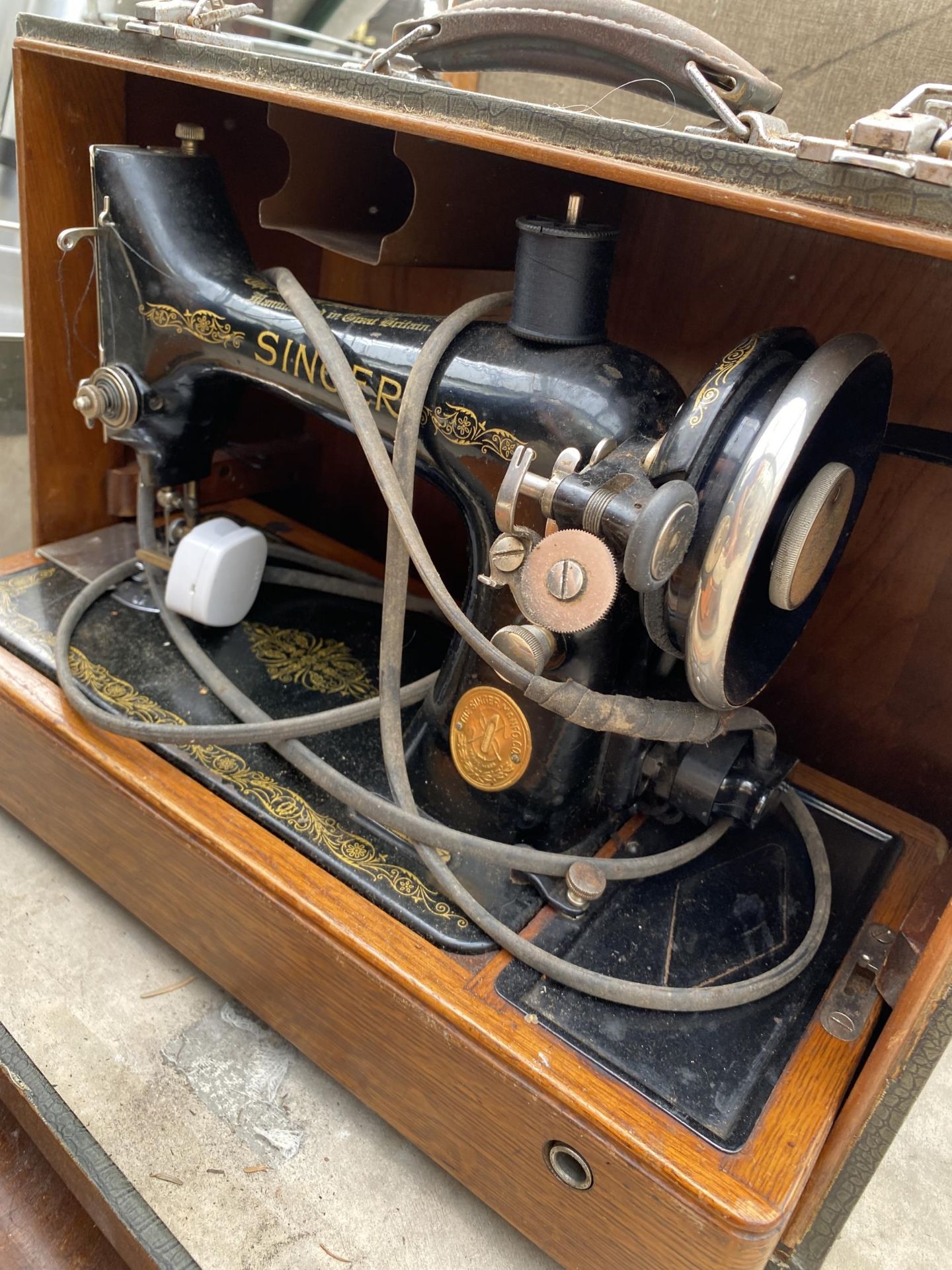 A CASED VINTAGE SINGER SEWING MACHINE AND A VINTAGE SUITCASE - Image 3 of 3