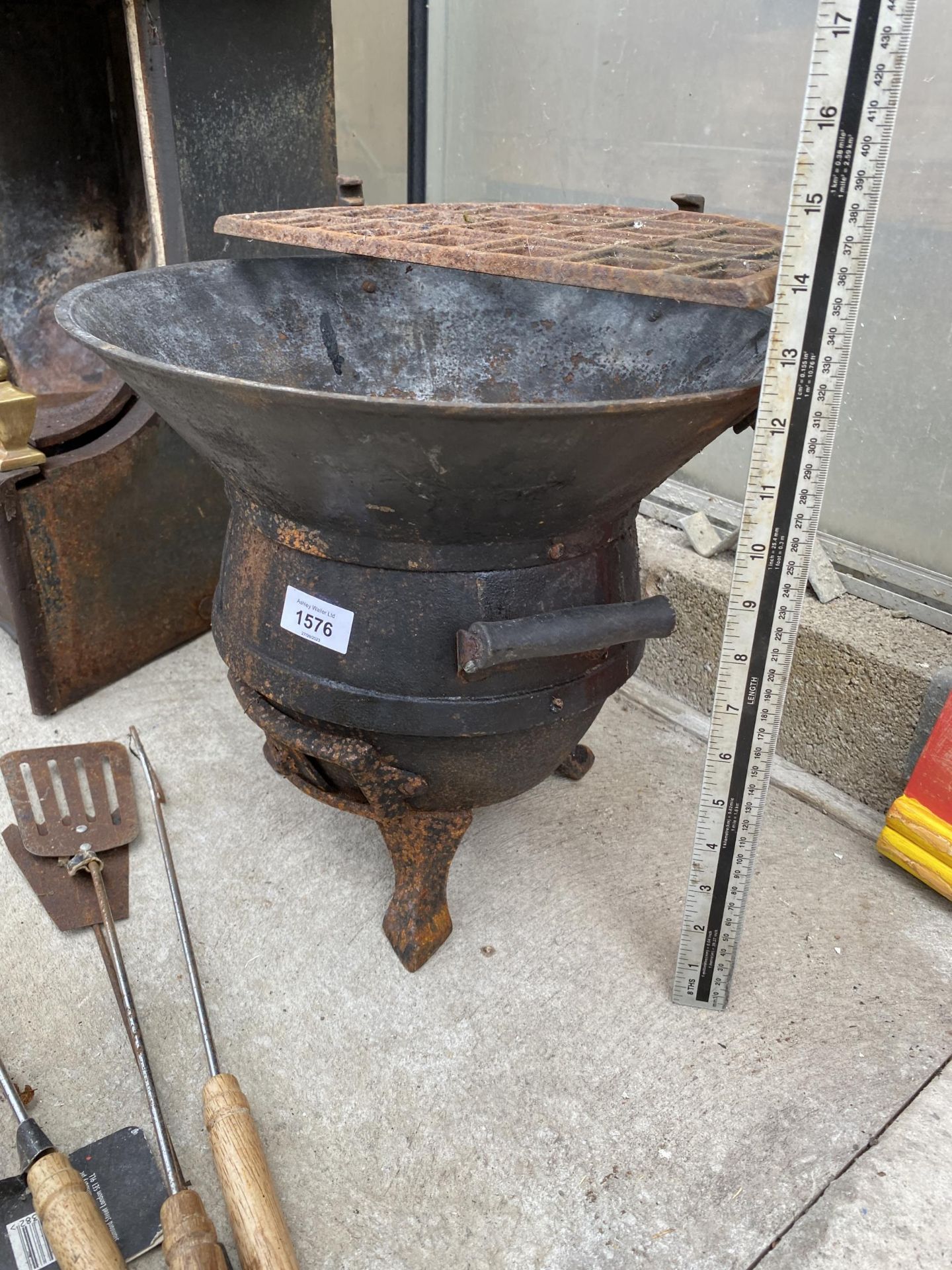 A VINTAGE CAST IRON FIRE PIT WITH AN ASSORTMENT OF GRILLING TOOLS - Image 2 of 3