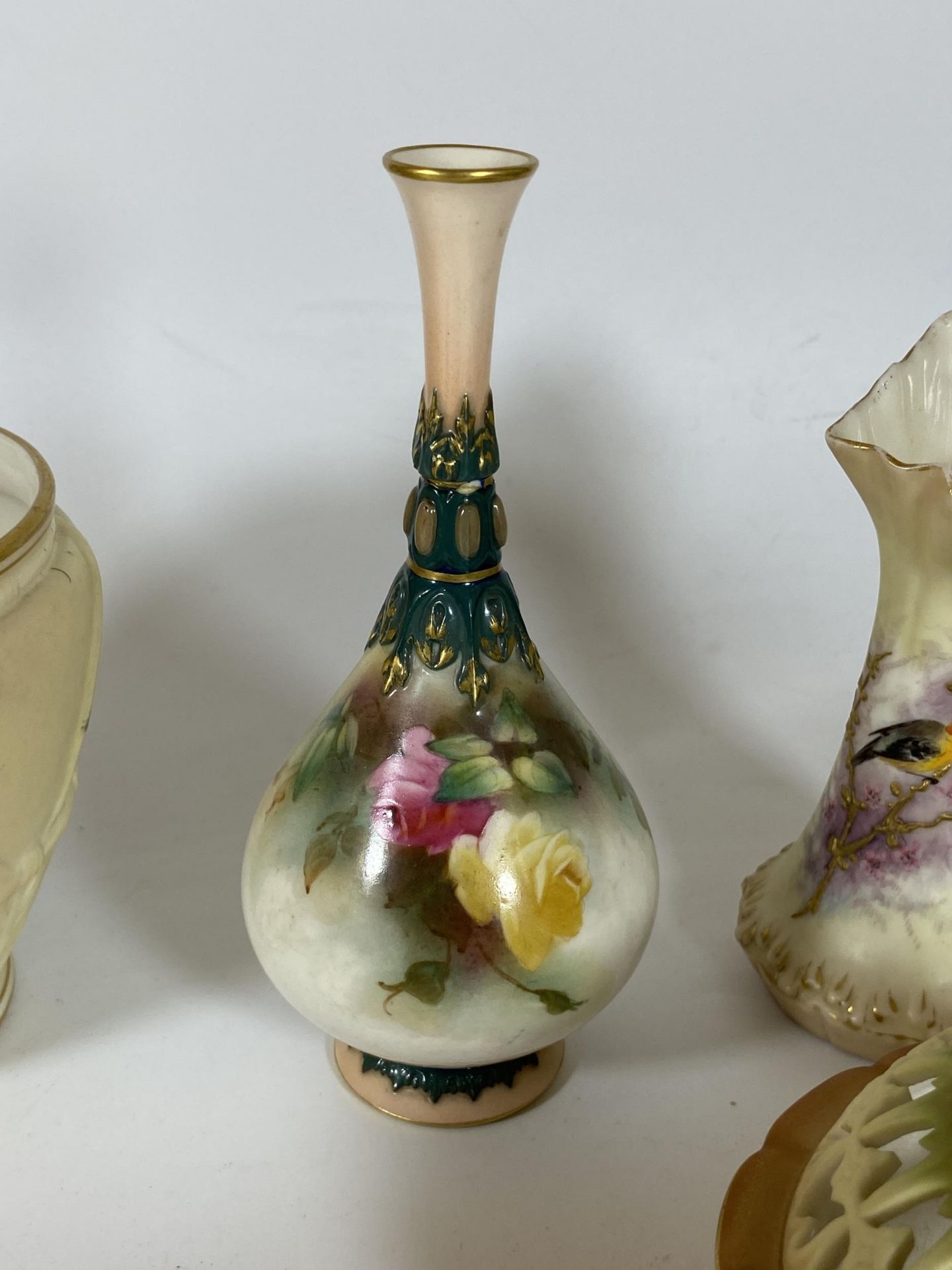 A GROUP OF ROYAL WORCESTER AND FURTHER HAND PAINTED BLUSH IVORY ITEMS, LOCKE & CO BIRD VASE, - Image 2 of 5