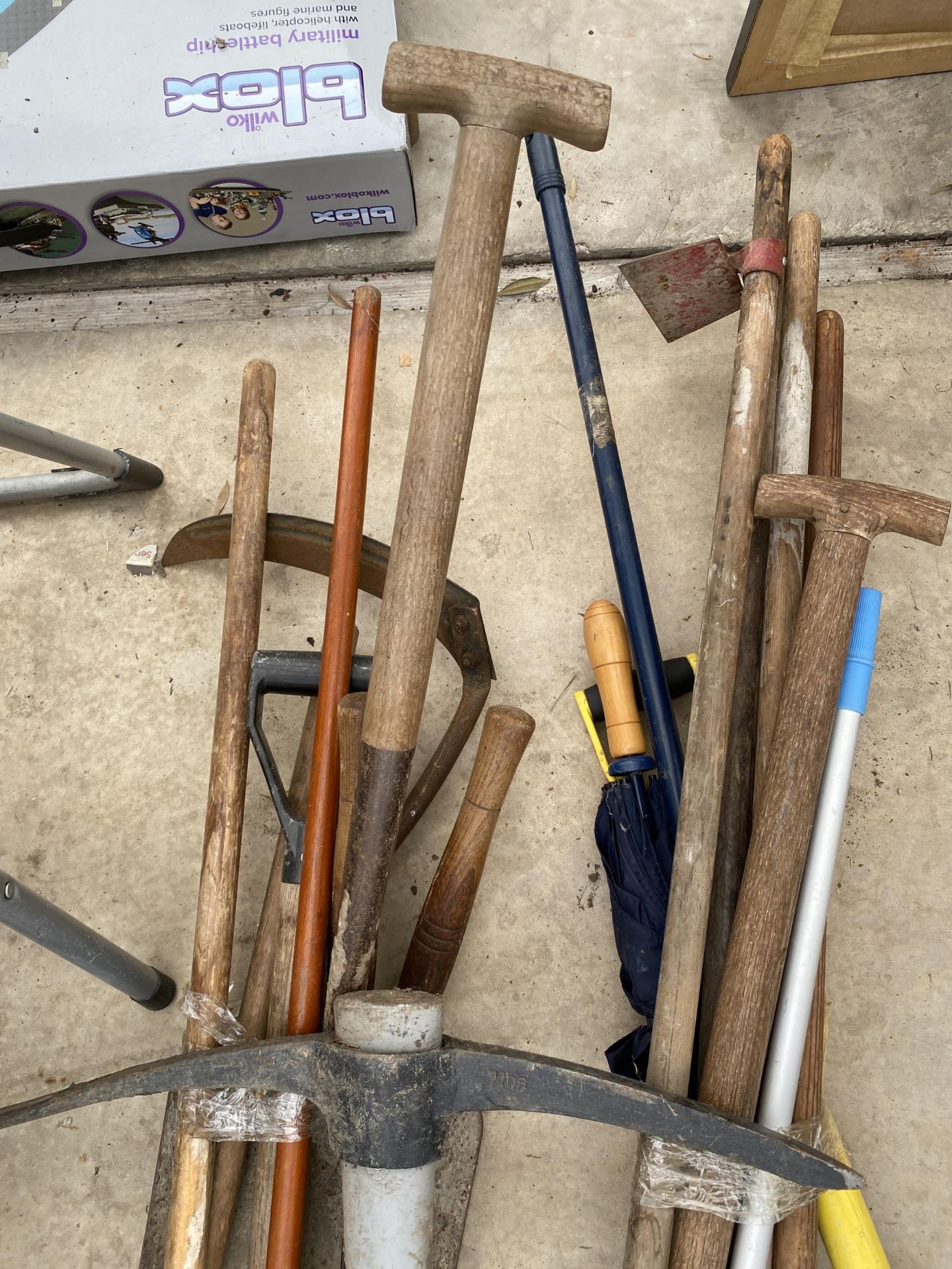 AN ASSORTMENT OF GARDEN TOOLS TO INCLUDE SPADES, FORKS AND HOES ETC - Image 3 of 3