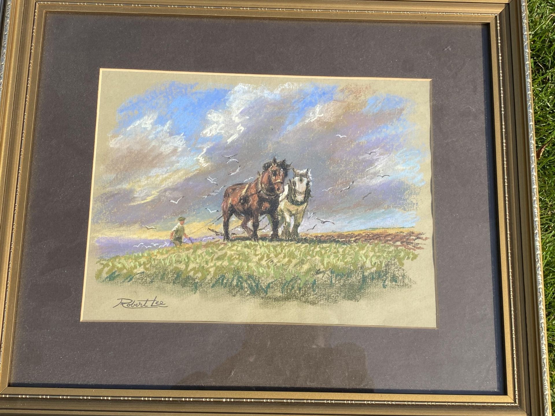 A COLLECTION OF FOUR NORTHERN ARTIST ROBERT LEE ORIGINAL PAINTINGS, PASTEL HORSE AND CART, OIL OF - Bild 4 aus 7