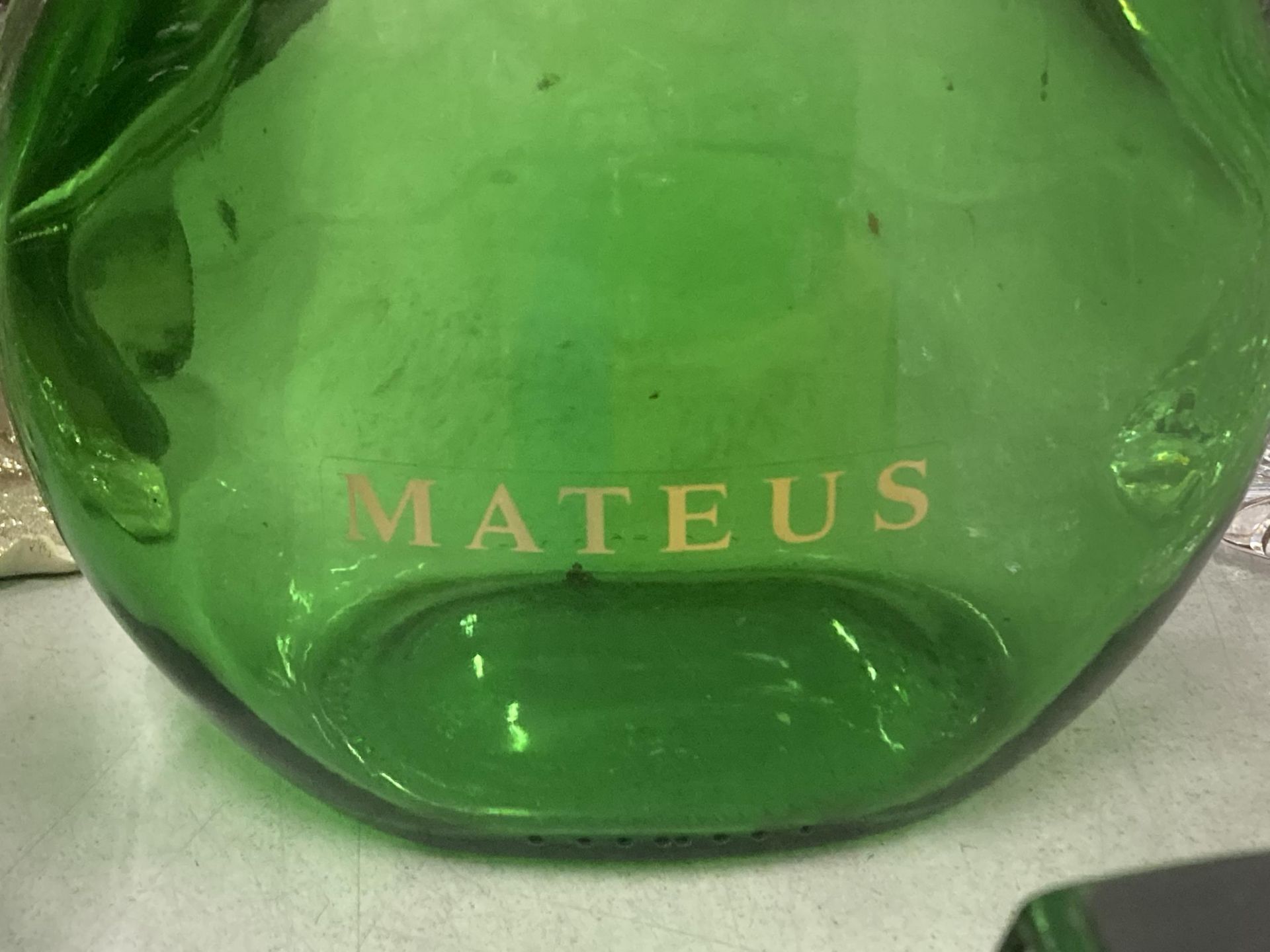 A VINTAGE GREEN GLASS MATEUS WINE DECANTER - Bild 2 aus 3