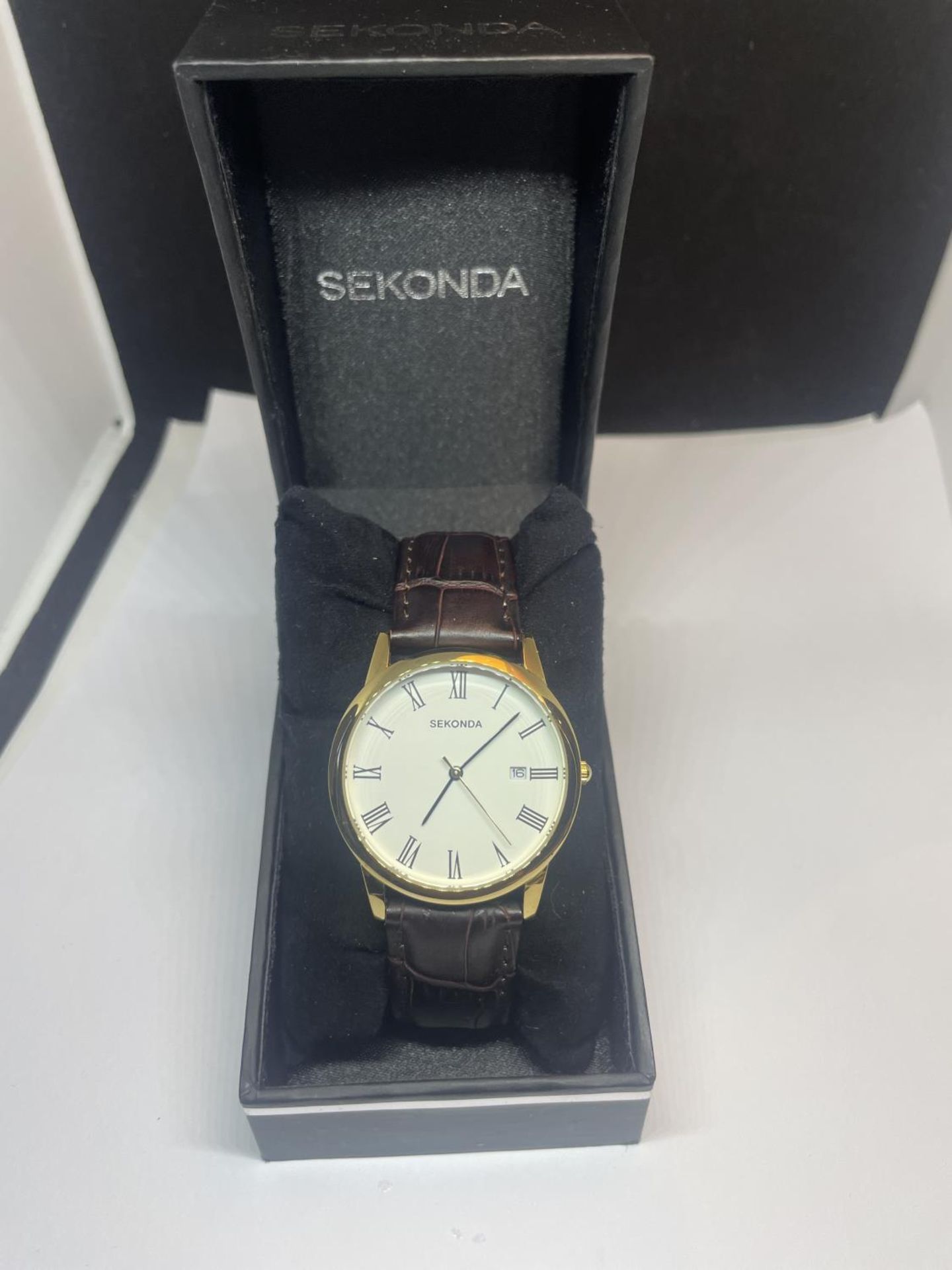 A SEKONDA WRIST WATCH IN A PRESENTATION BOX SEEN WORKING BUT NO WARRANTY