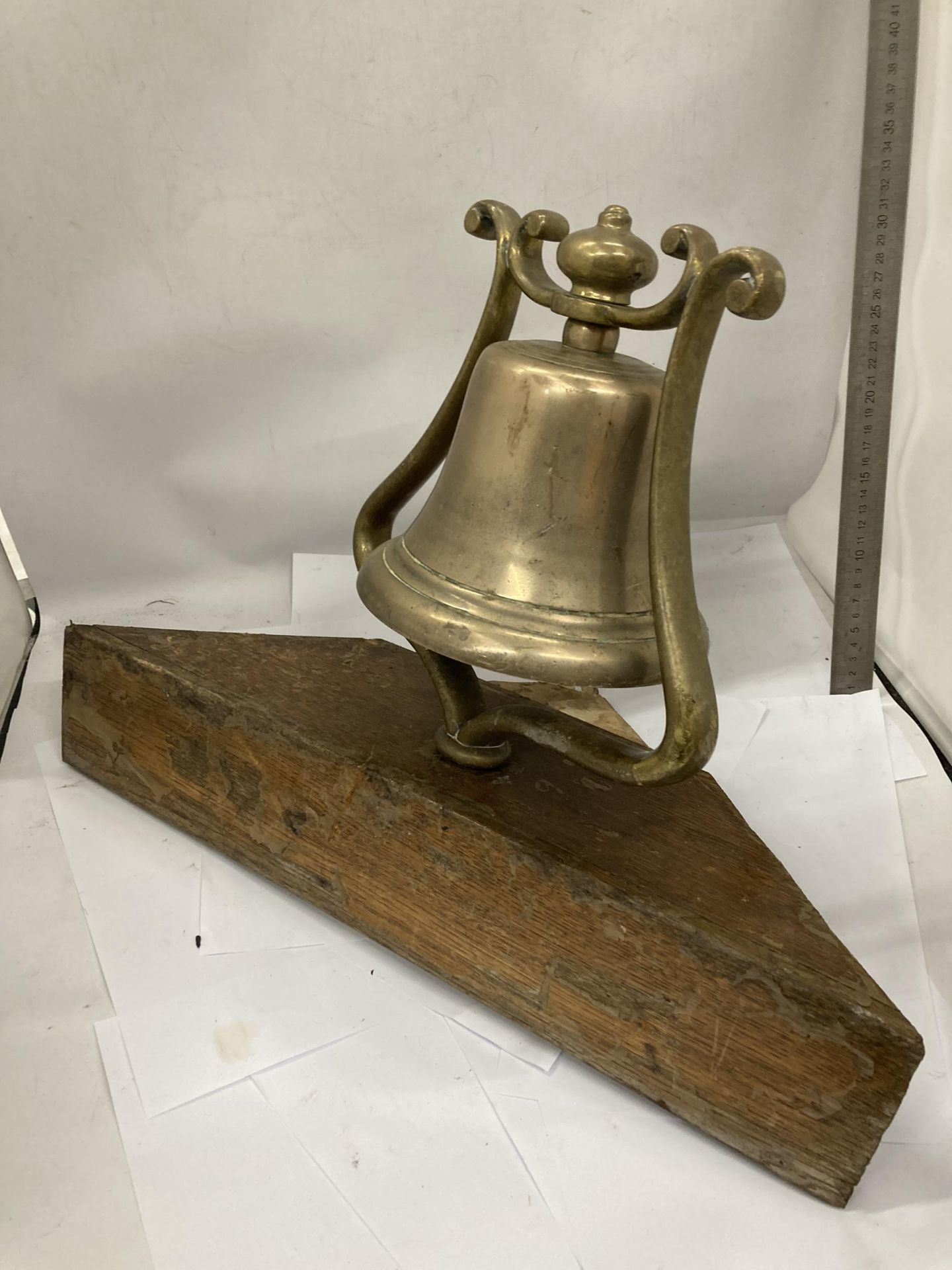 A VINTAGE BRASS BELL ON WOODEN SHELF - Image 4 of 4