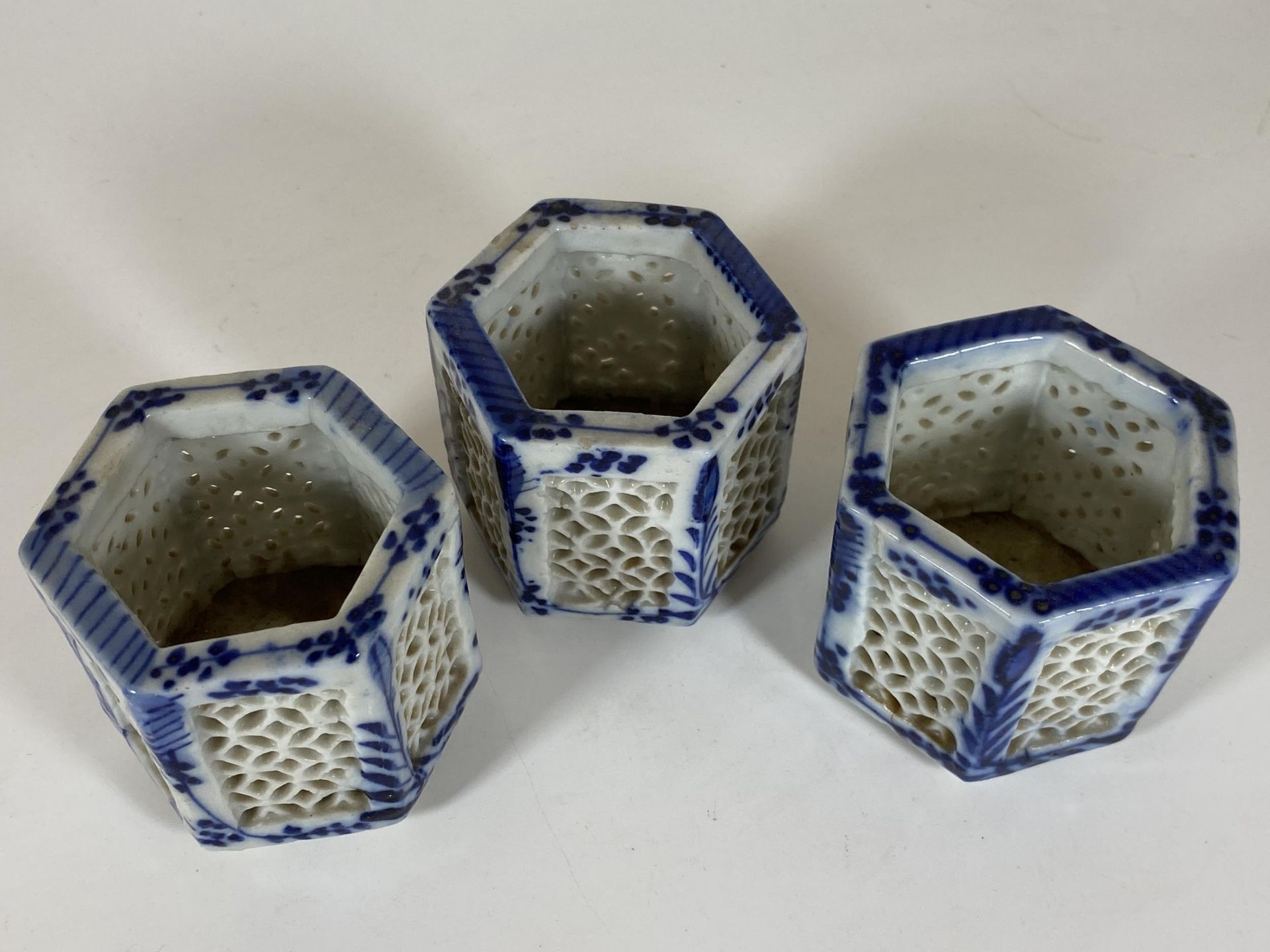 THREE CHINESE BLUE AND WHITE PORCELAIN RETICULATED CRICKET CAGES, HEIGHT 7CM - Image 2 of 5