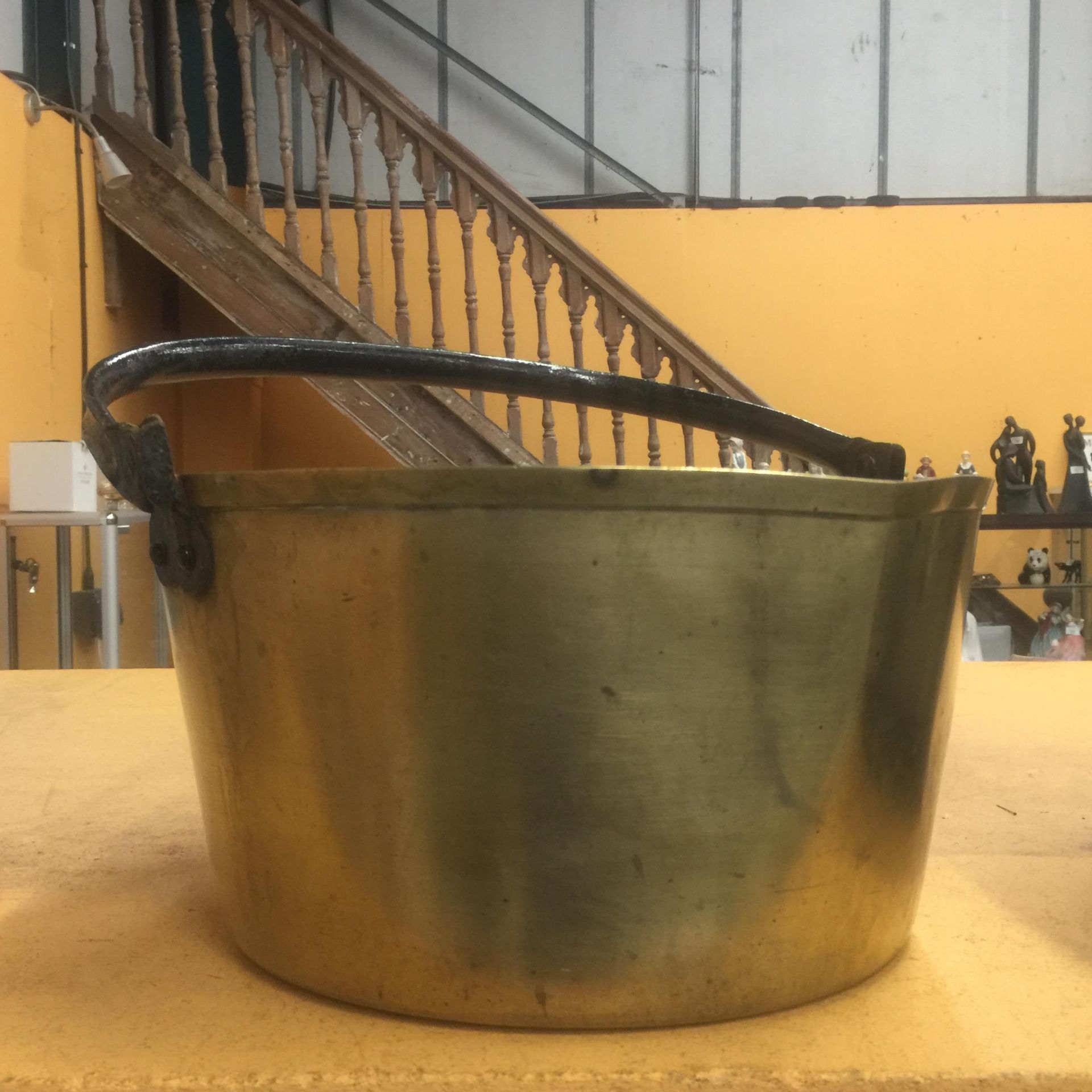 A 5 KG BRASS JAM PAN WITH HANDLE - Bild 2 aus 2