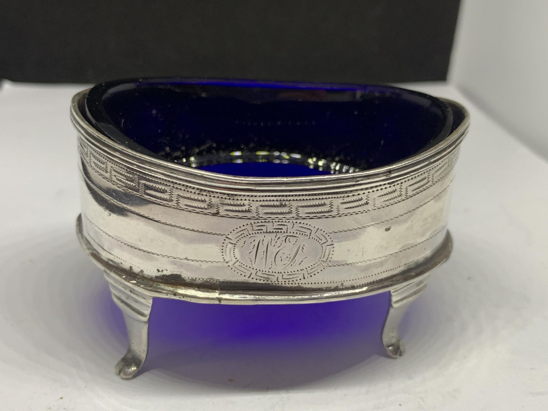 A HALLMARKED CHESTER SILVER DISH WITH BLUE GLASS LINER (WEIGHT WITHOUT LINER 46.1 GRAMS)