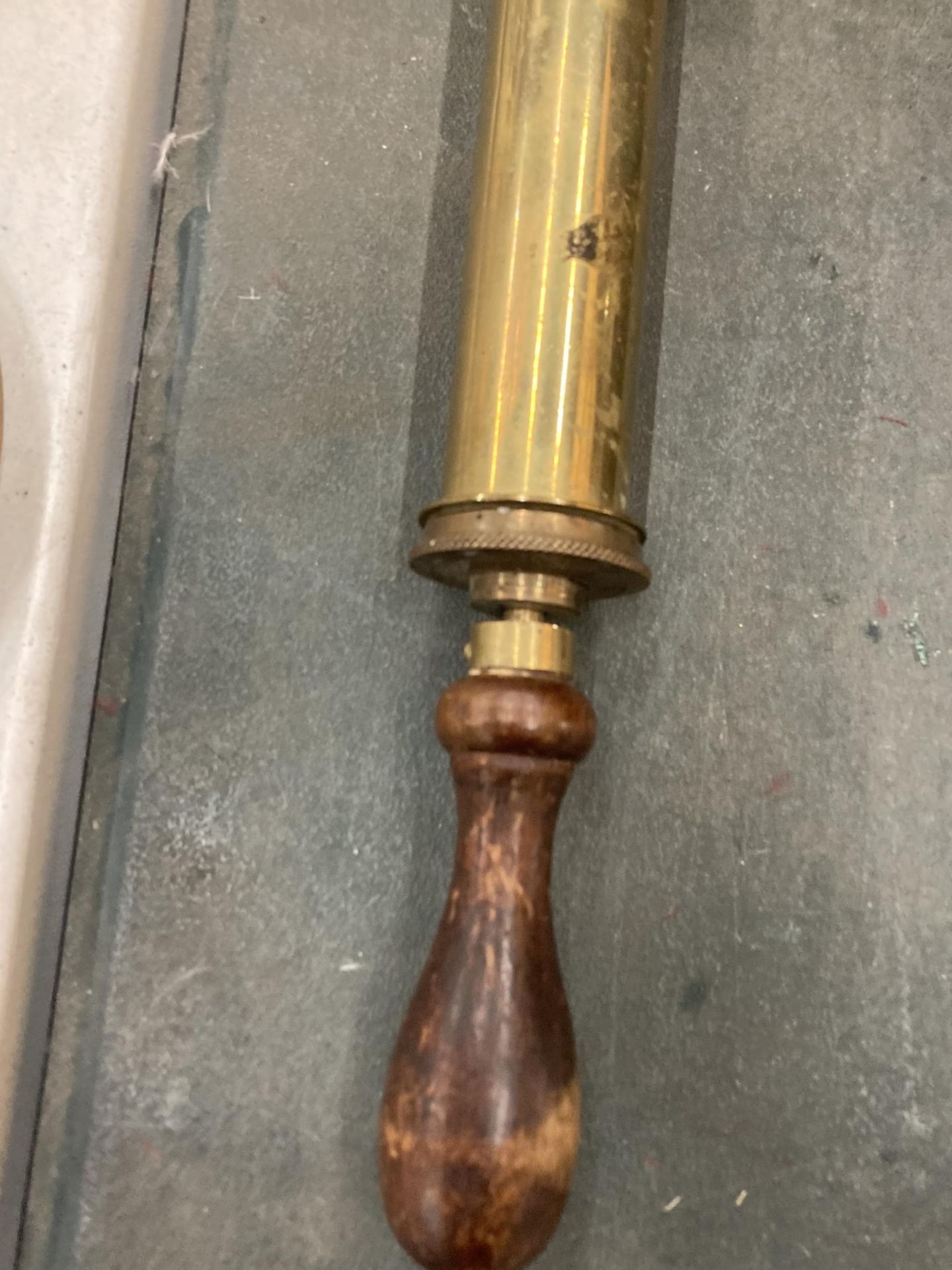 A VINTAGE BRASS GARDEN SPRAYER WITH WOODEN HANDLE - Image 2 of 3