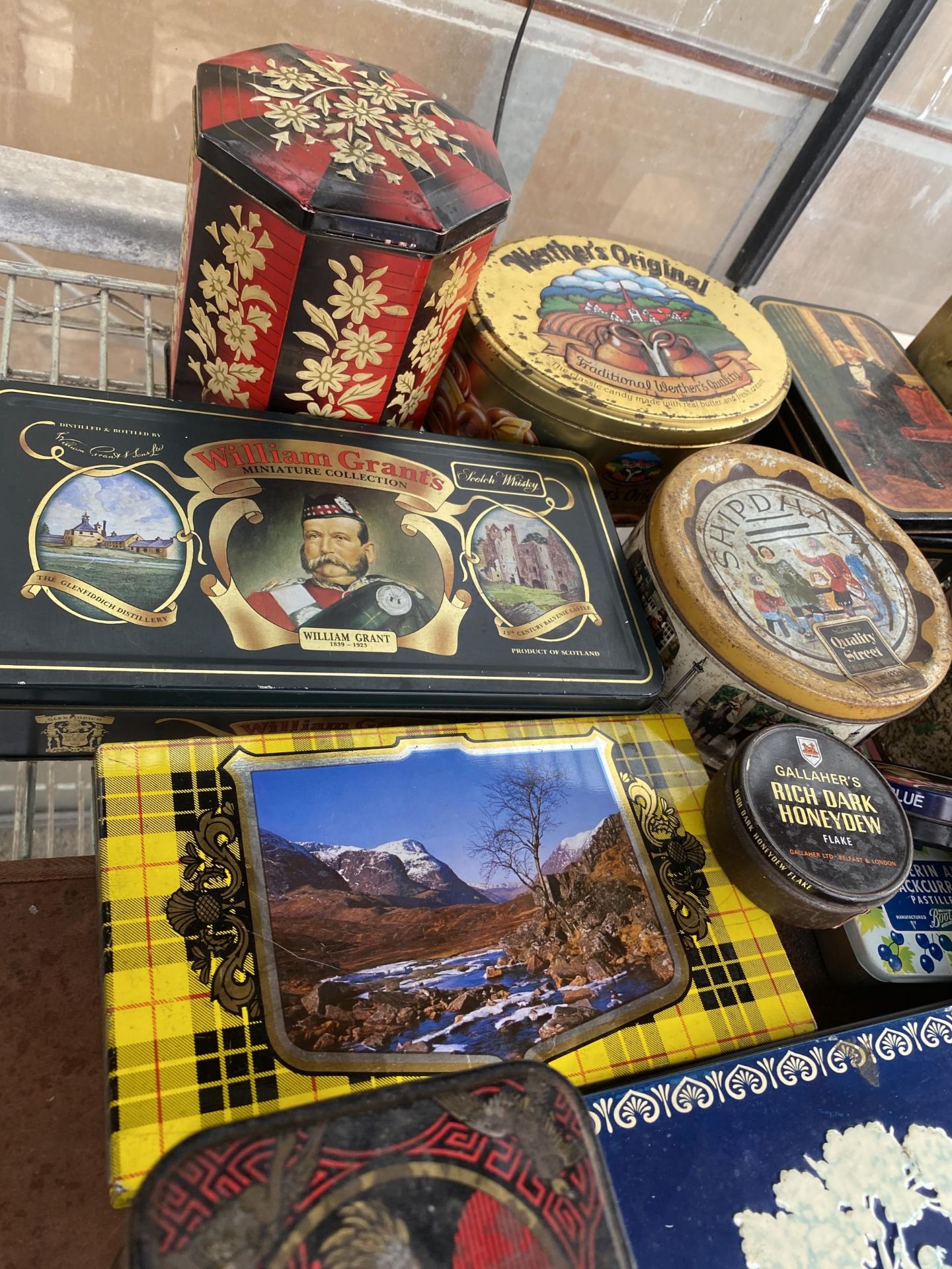 A LARGE ASSORTMENT OF VARIOUS VINTAGE TINS - Image 2 of 5