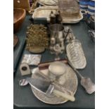 A MIXED LOT TO INCLUDE SILVER PLATED ITEMS, TOAST RACK, MOTHER OF PEARL CASE, BRASS LETTER RACK ETC