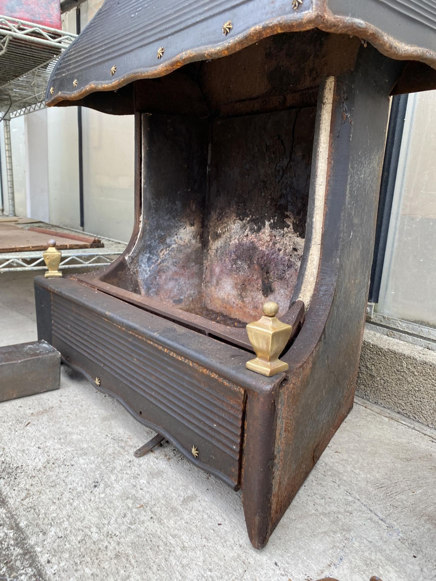 A DECORATIVE CAST IRON FIRE PLACE WITH BRASS DETAIL AND FIRE GRATE - Image 2 of 2