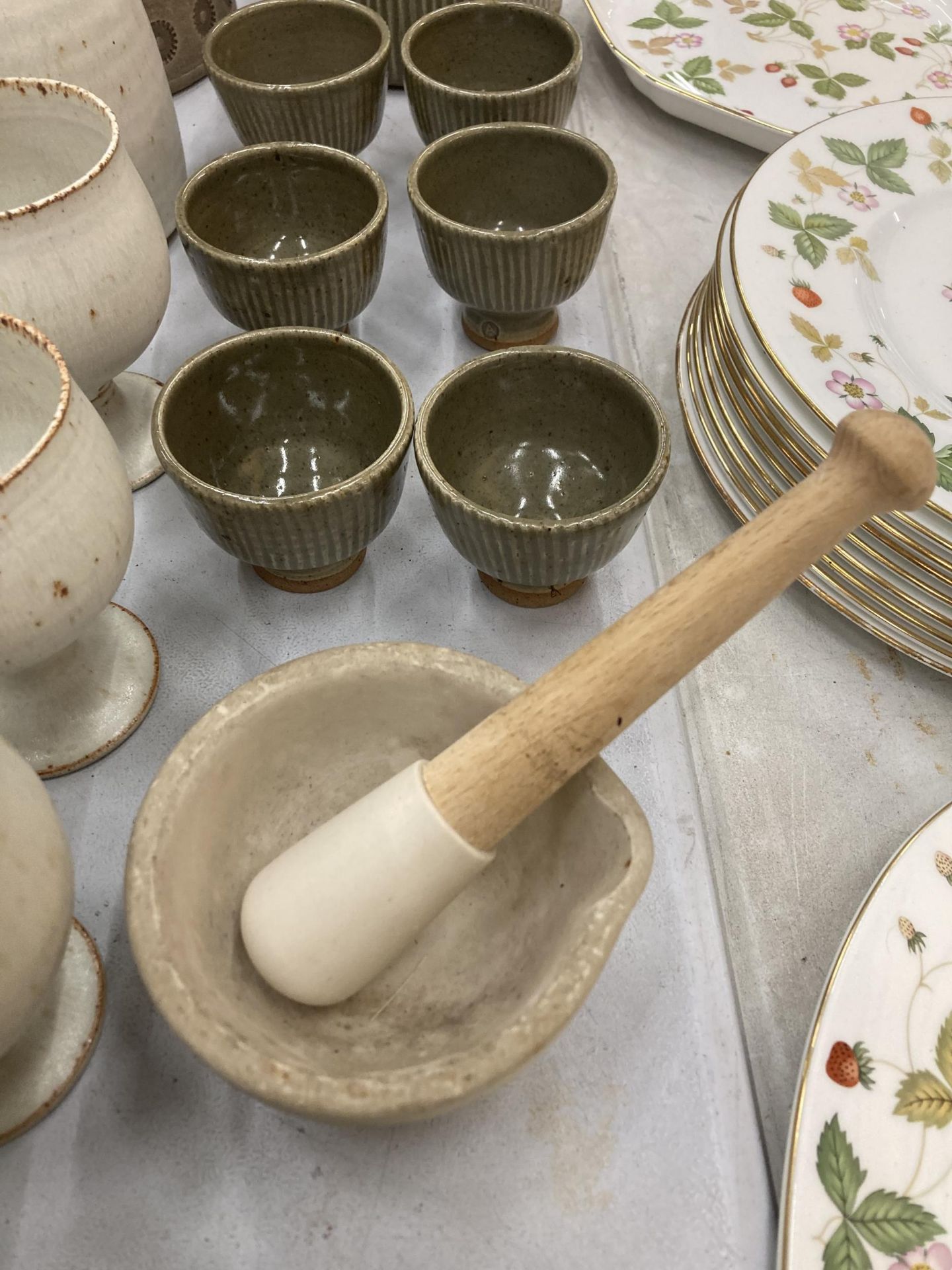 A COLLECTION OF CERAMICS TO INCLUDE RETRO POOLE TEASET, STONEWARE STUDIO POTTERY GOBLETS AND JUG, - Image 7 of 8