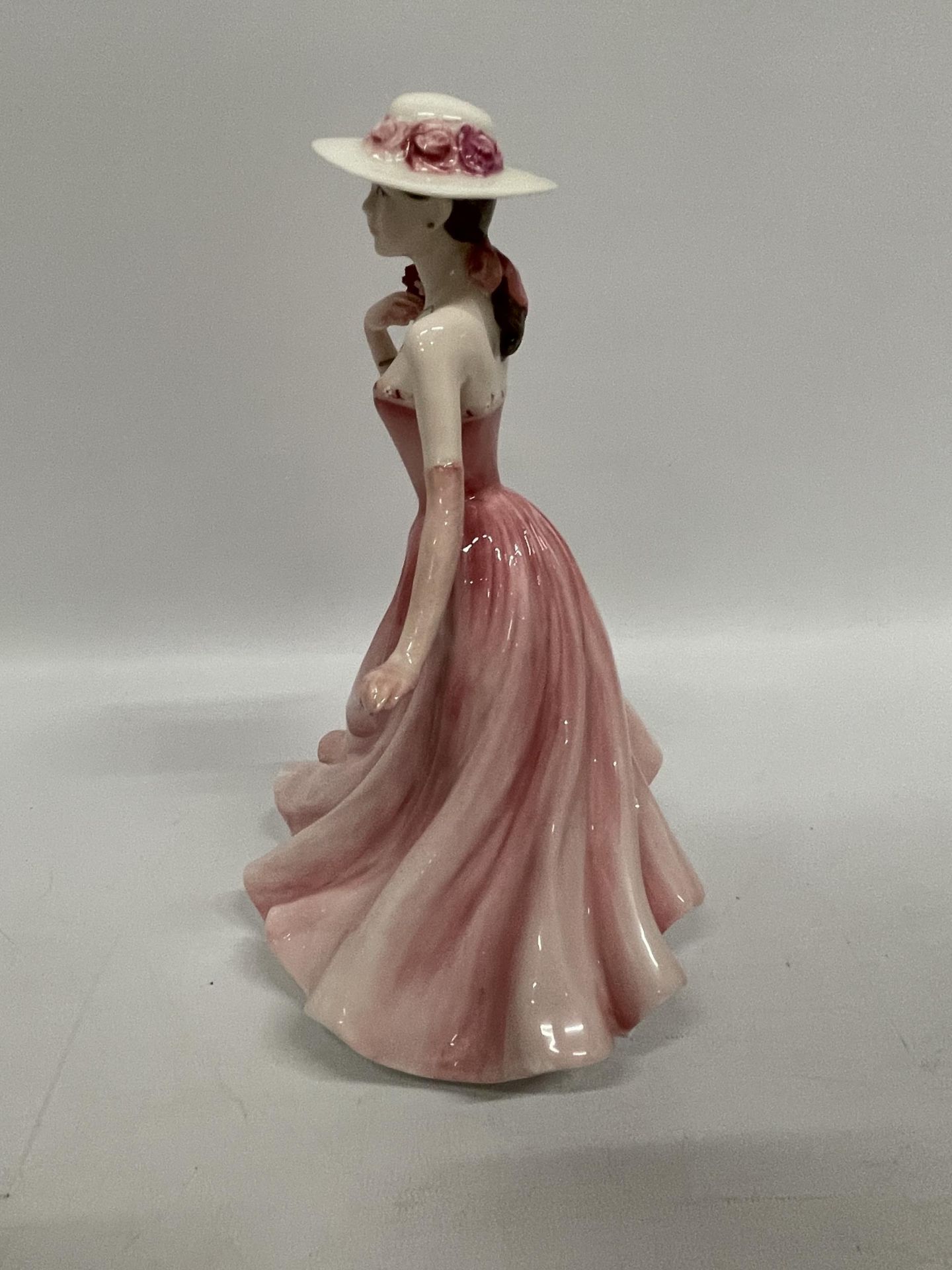 A ROYAL DOULTON 'CHLOE' LADY FO THE YEAR 2000 FIGURE - Image 3 of 4