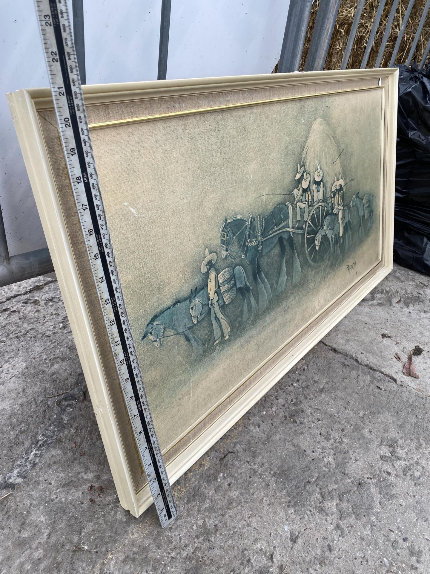 A MID CENTURY FRAMED PRINT ON BOARD OF A HARVEST SCENE WITH SIGNATURE TO BOTTOM RIGHT PAYNTON - Bild 3 aus 4