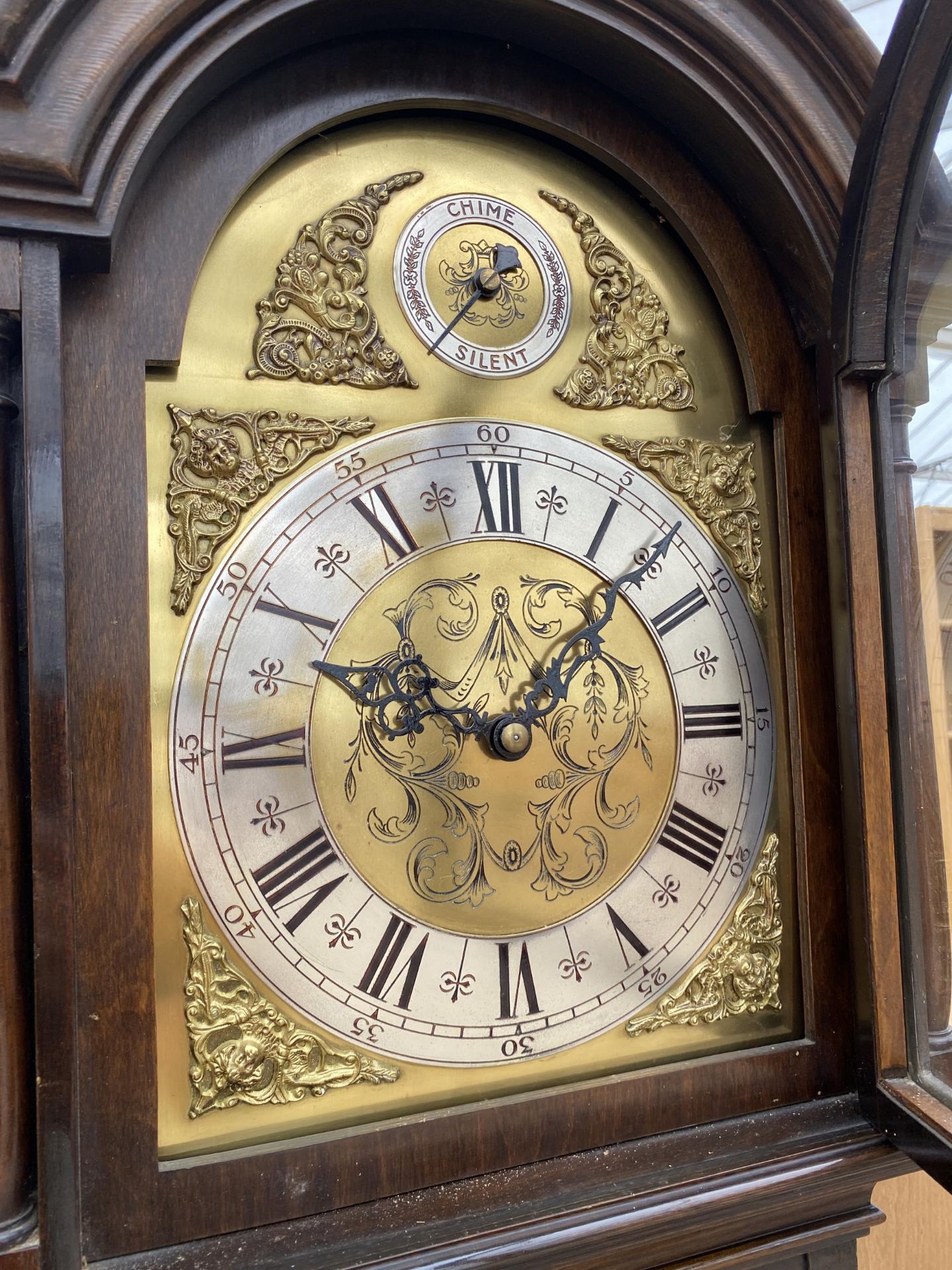 A LONGCASE CLOCK WITH BRASS DIAL, HAVING ROMAN NUMERALS, DOMED HOOD AND THREE BRASS WEIGHTS - Image 2 of 4