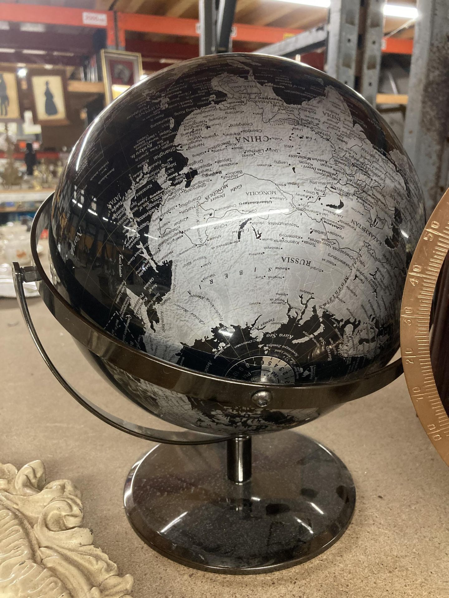 A GROUP OF THREE MODERN GLOBES - Image 4 of 4