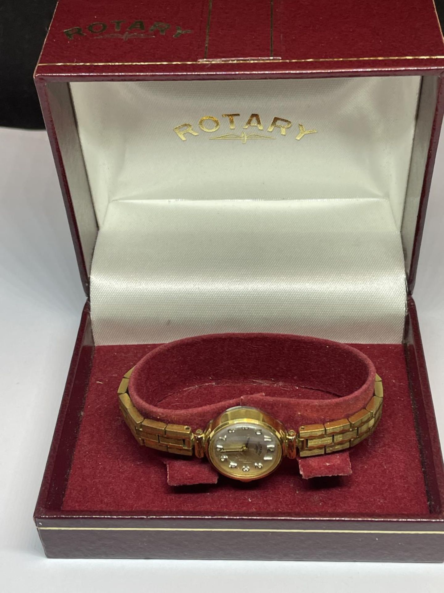 A ROTARY MECHANICAL WRIST WATCH IN A PRESENTATION BOX SEEN WORKING BUT NO WARRANTY