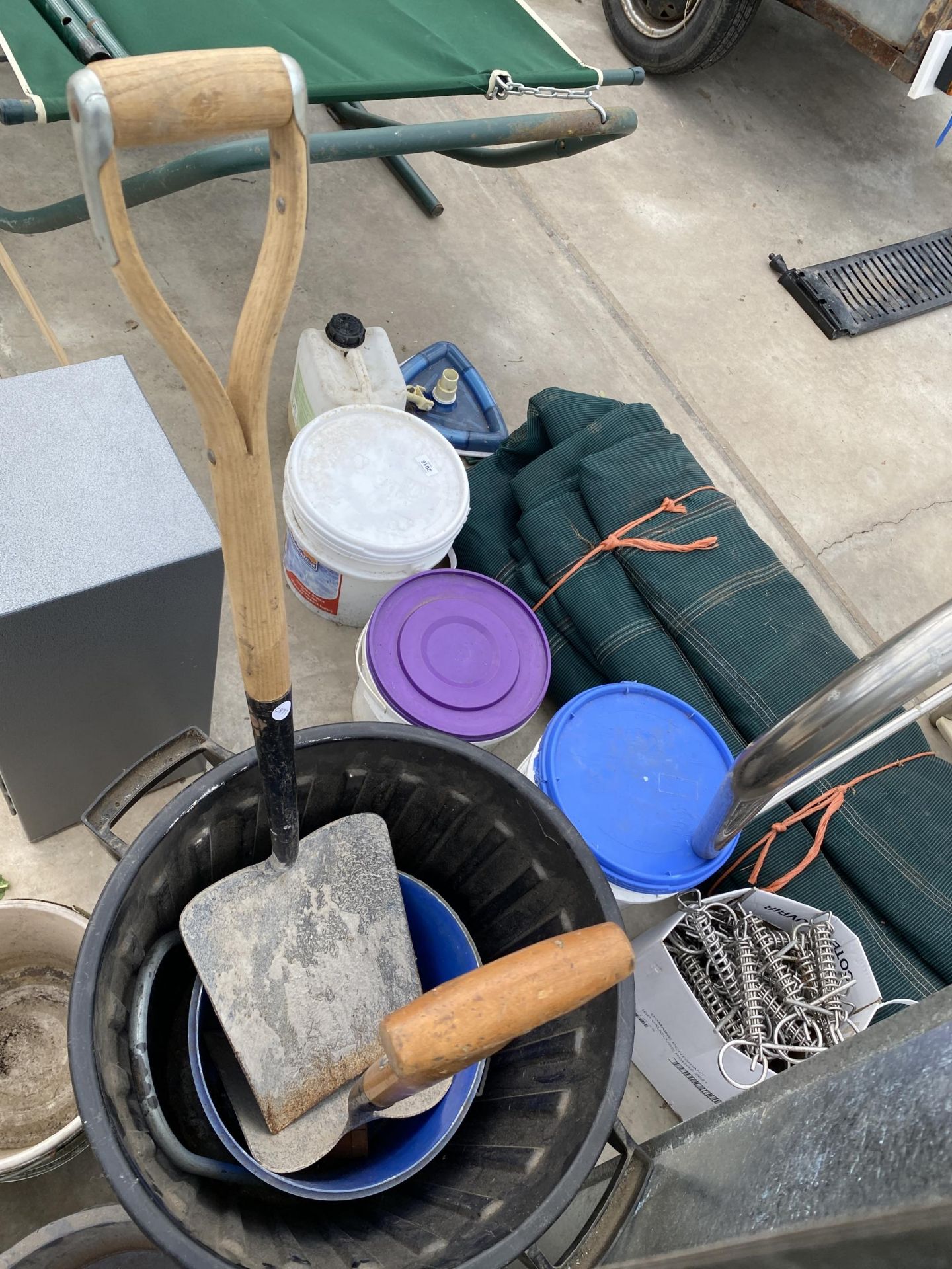 A LARGE ASSORTMENT OF GARDEN ITEMS TO INCLUDE GALVANISED BUCKETS, SHOVELS AND A DUST BIN ETC - Image 2 of 4