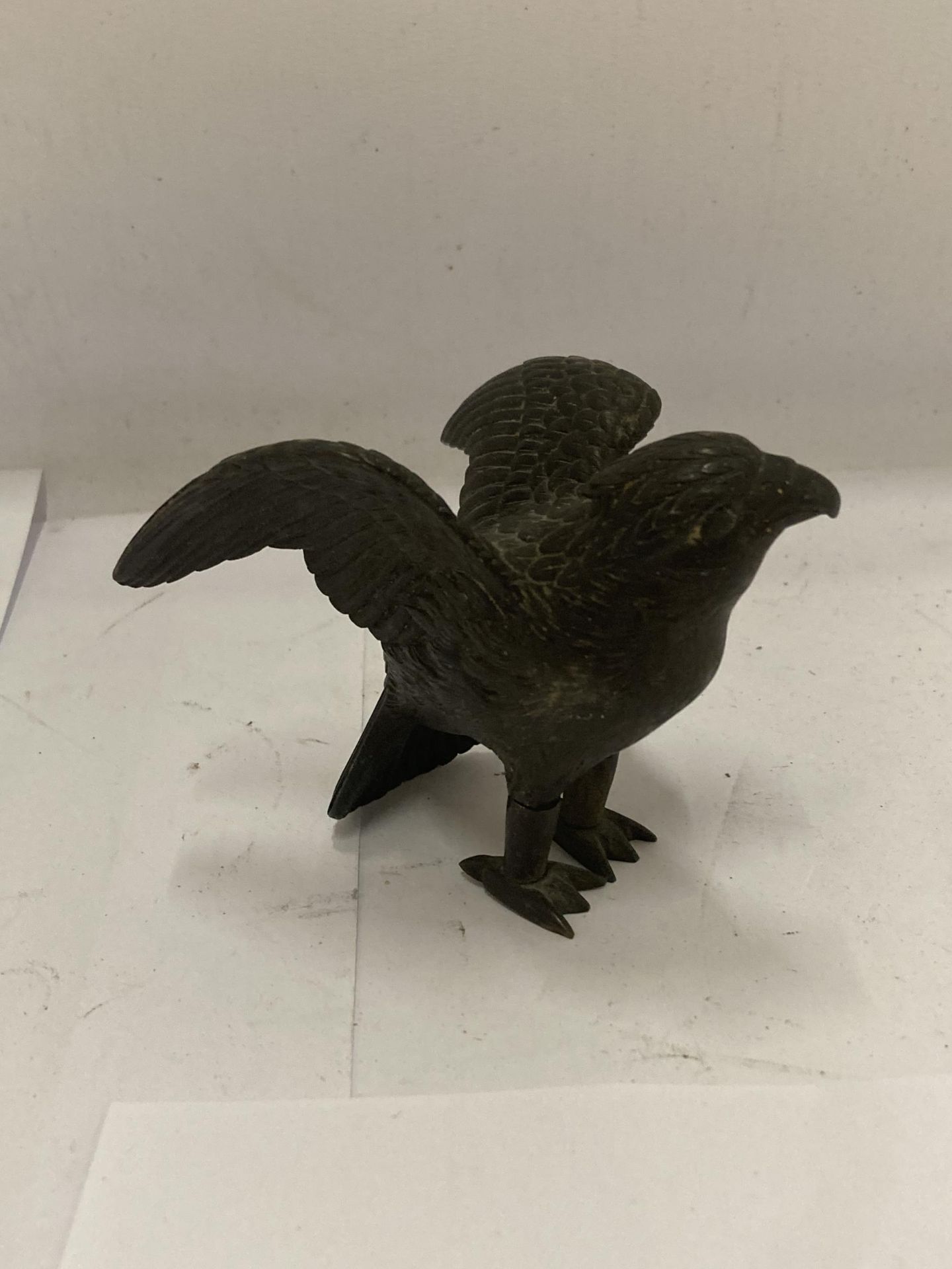 A VINTAGE BRONZE MODEL OF AN EAGLE, HEIGHT 7.5CM - Bild 2 aus 5