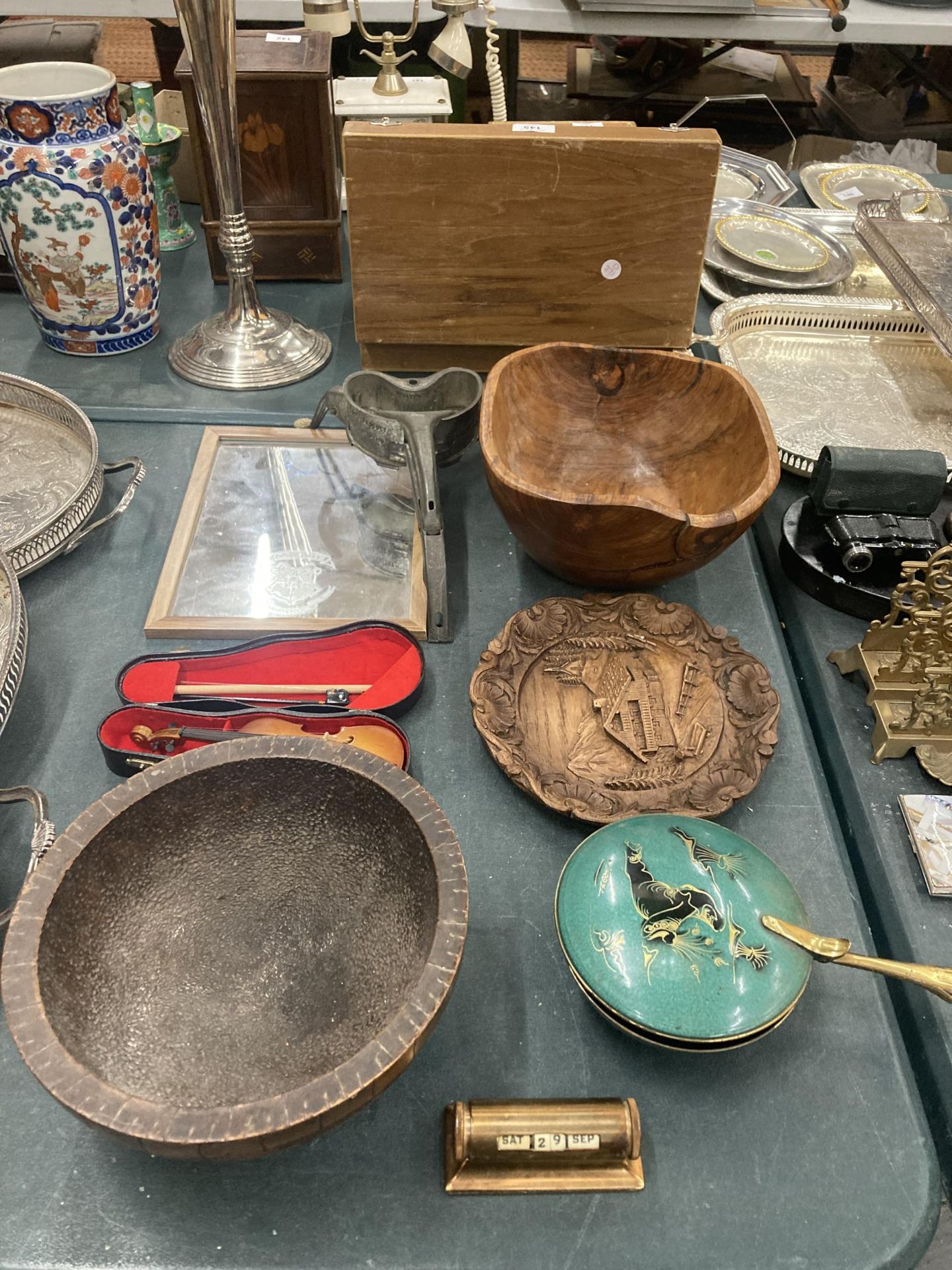 A MIXED LOT TO INCLUDE TREEN WOODEN BOWL, MINIATURE CASED VIOLIN, HOGWARTS MIRROR ETC