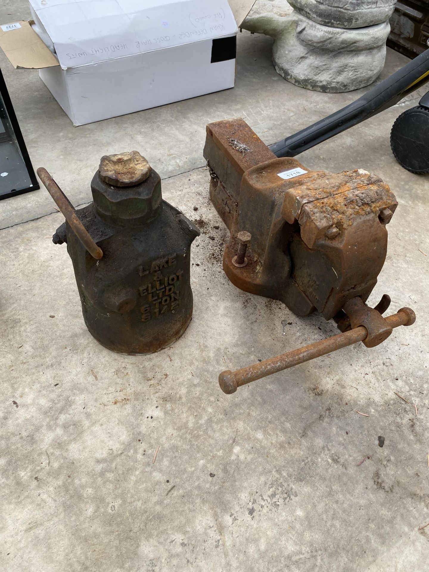 A VINTAGE RECORD BENCH VICE AND A VINTAGE LAKE & ELLIOT 6 TON BOTTLE JACK