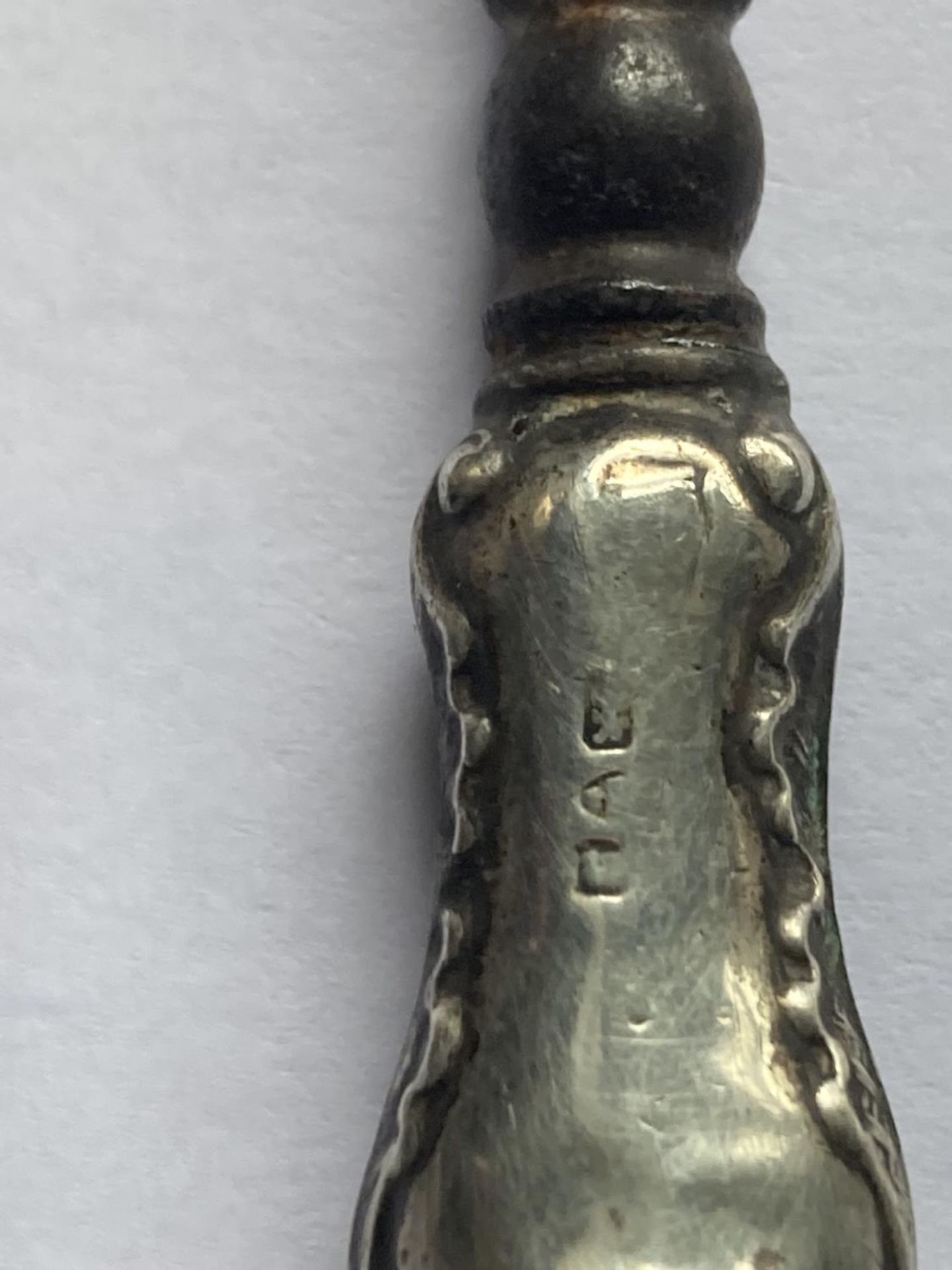 FOUR ITEMS TO INCLUDE AN INDISTINCT HALLMARKED SILVER HANDLED BUTTON HOOK, A MAPPIN AND WEBB PRINCES - Image 3 of 3