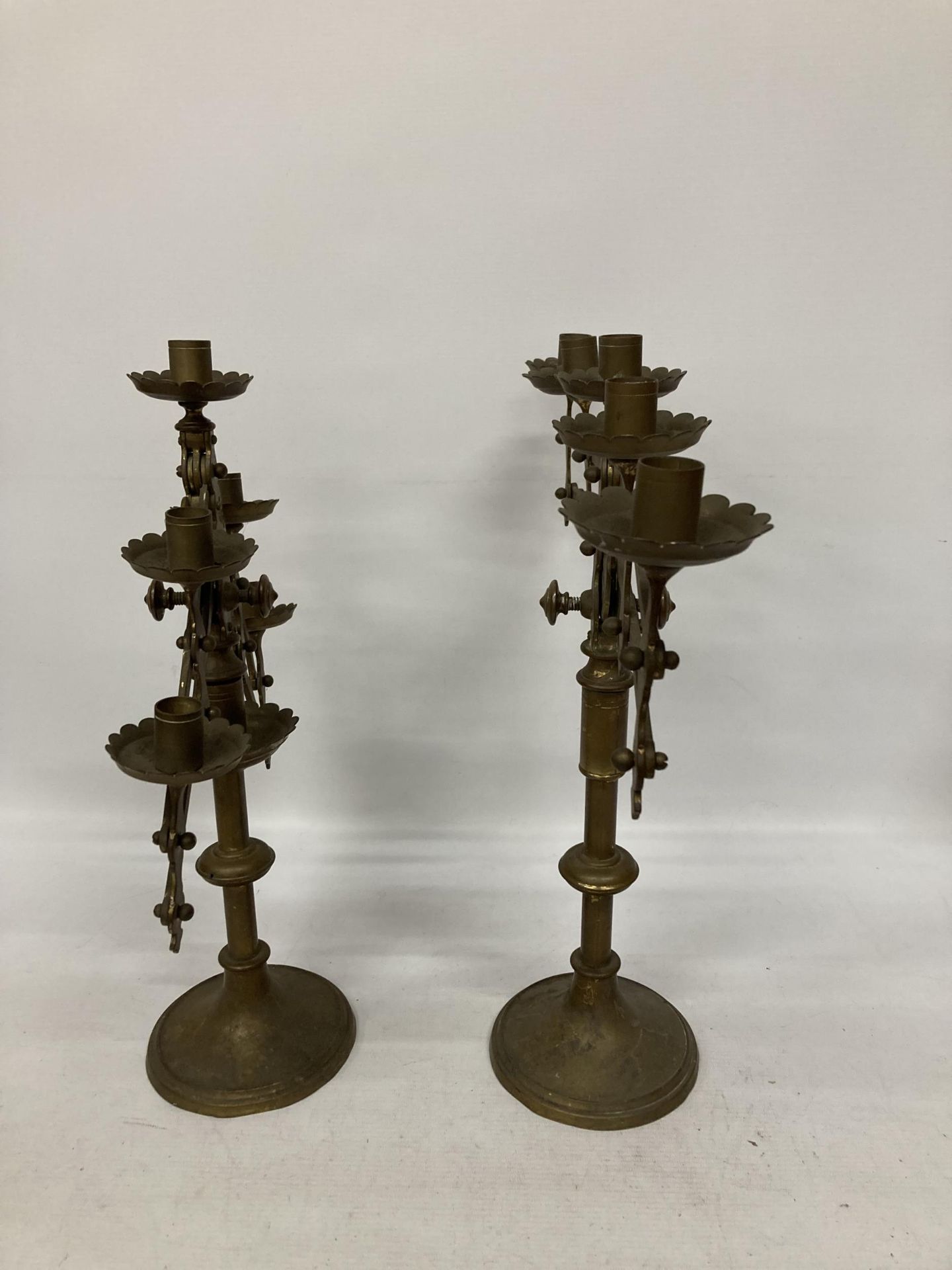 A PAIR OF VINTAGE BRASS CONCERTINA STYLE CANDLESTICKS - Image 4 of 5