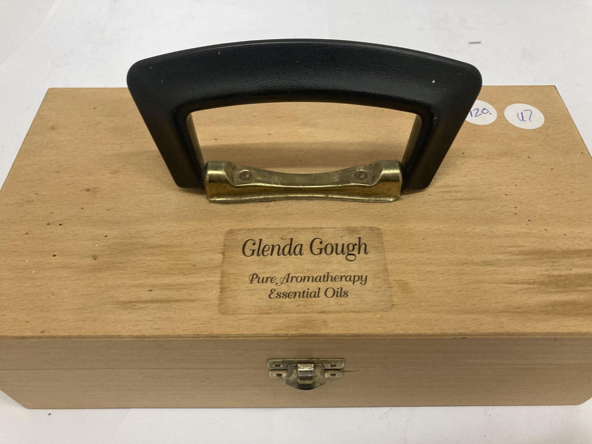 A BOXED SET OF GLENDA GOUGH PURE AROMATHERPAY ESSENTIAL OILS - Bild 3 aus 3