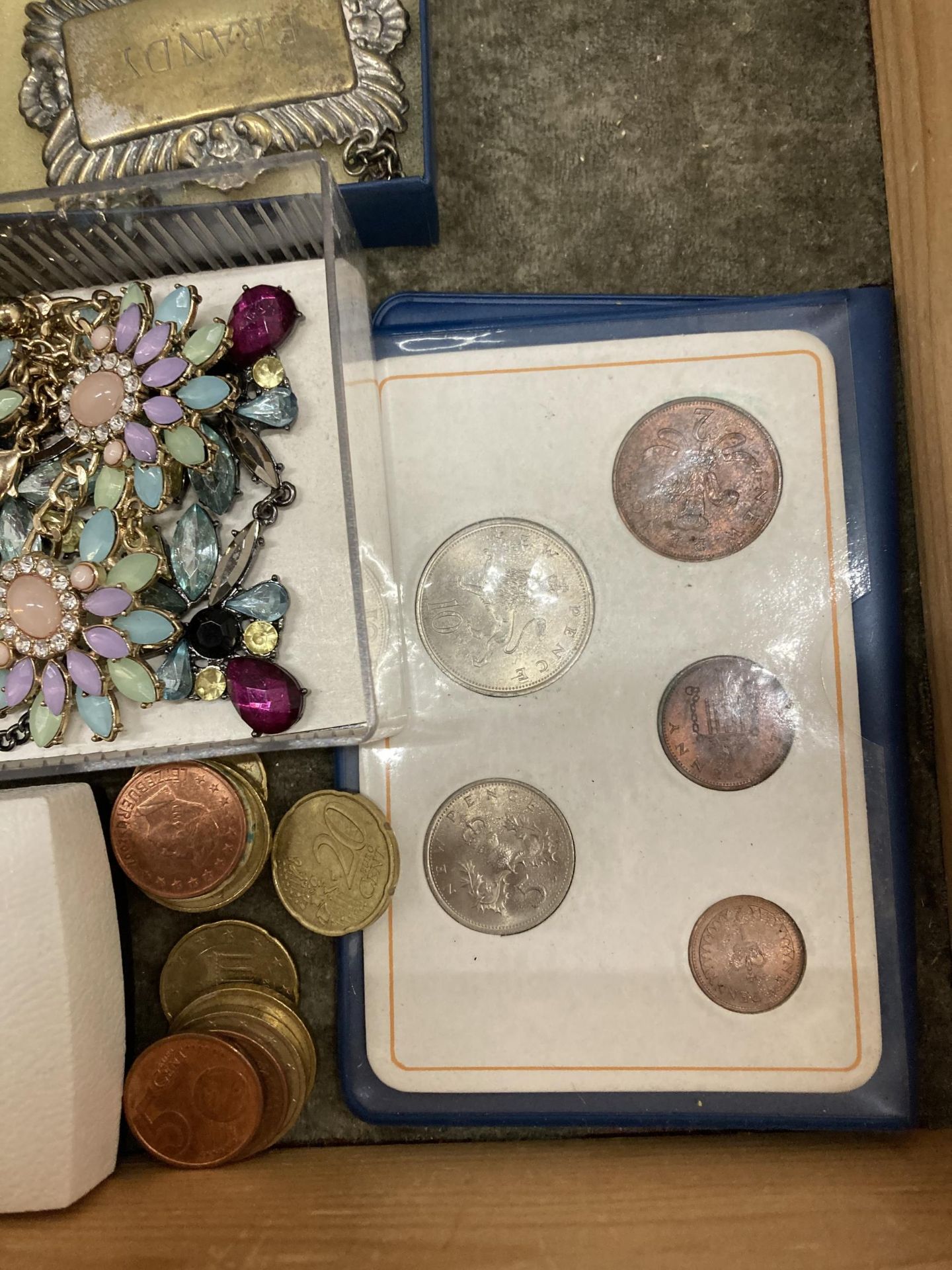 A TABLE TOP JEWELLERY DISPLAY CABINET WITH ASSORTED BOXED JEWELLERY AND COLLECTABLE ITEMS, OPERA - Image 5 of 11