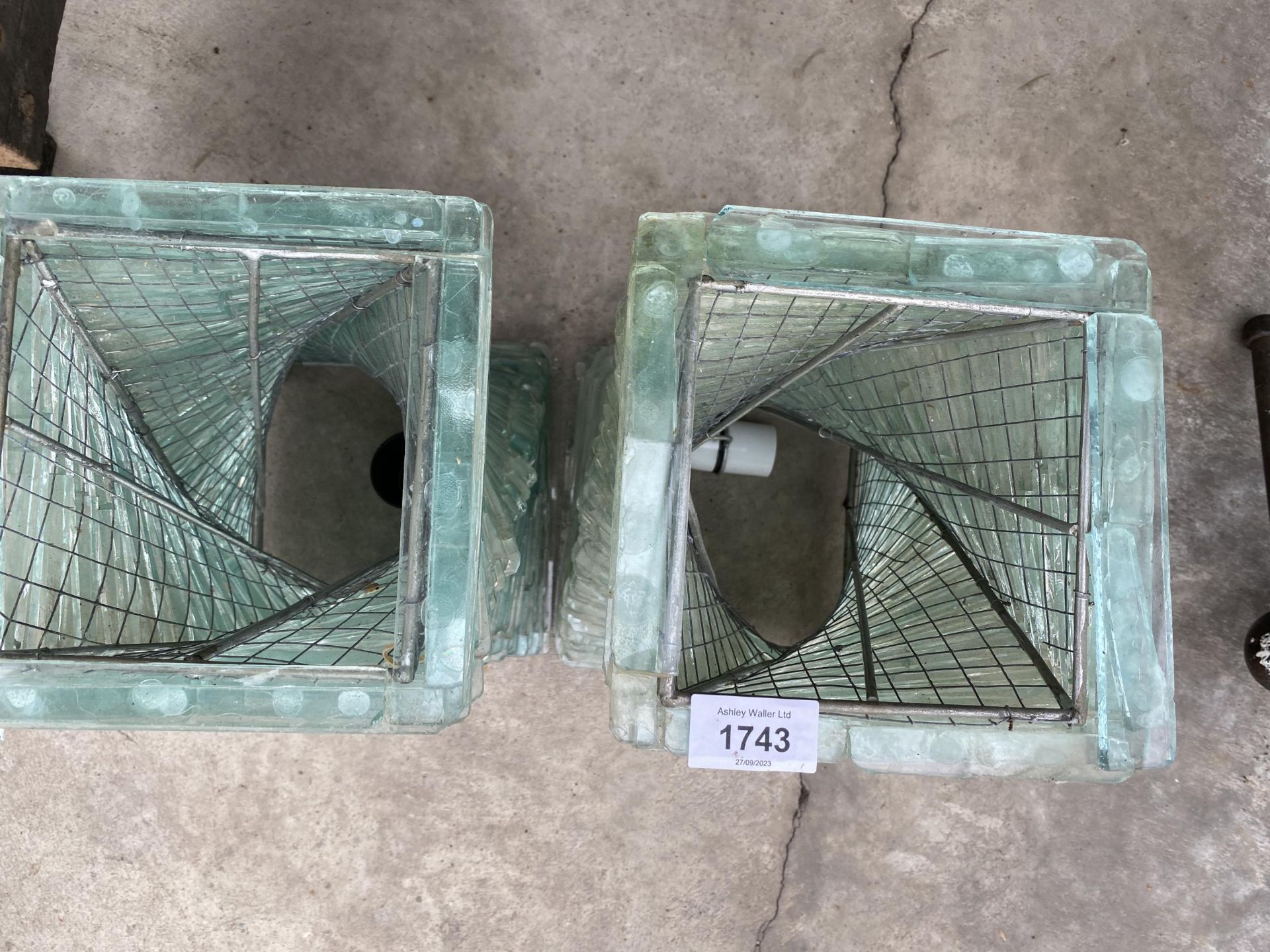 A PAIR OF DECORATIVE TWISTED GLASS TABLE LAMPS - Bild 3 aus 3