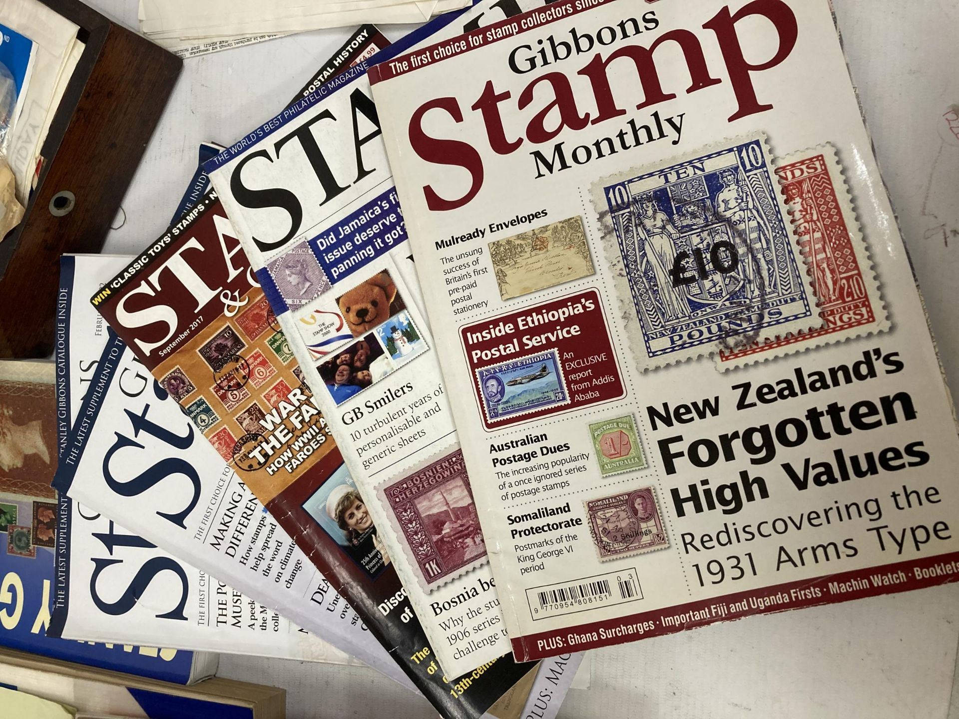 VARIOUS ITEMS TO INCLUDE TWO STANLEY GIBBONS STAMP BOOKS 1995 - 2001, FIVE STAMP MAGAZINES, SIX - Image 5 of 8