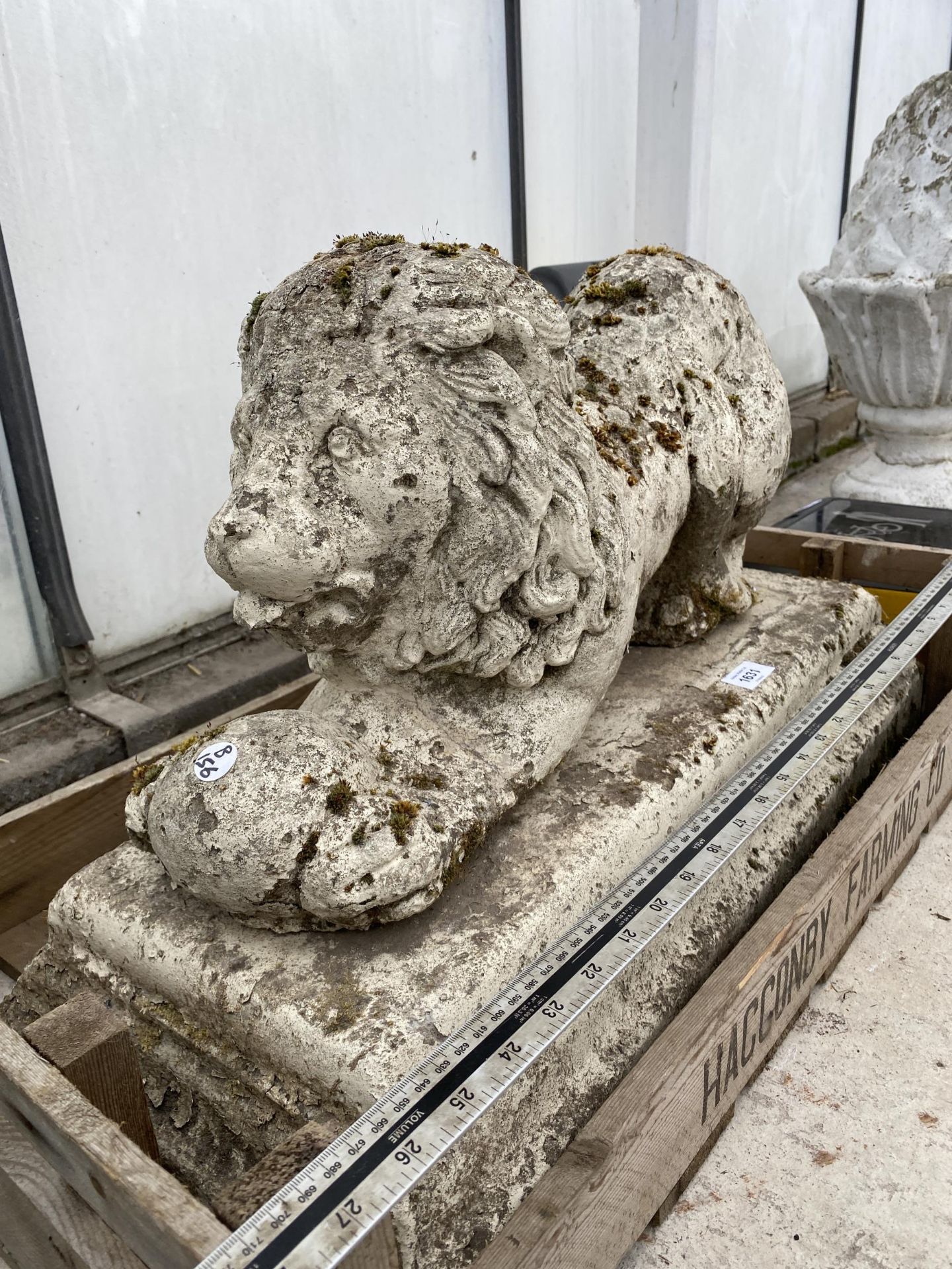 A RECONSTITUTED STONE LION GARDEN FIGURE WITH PLINTH BASE - Image 2 of 6