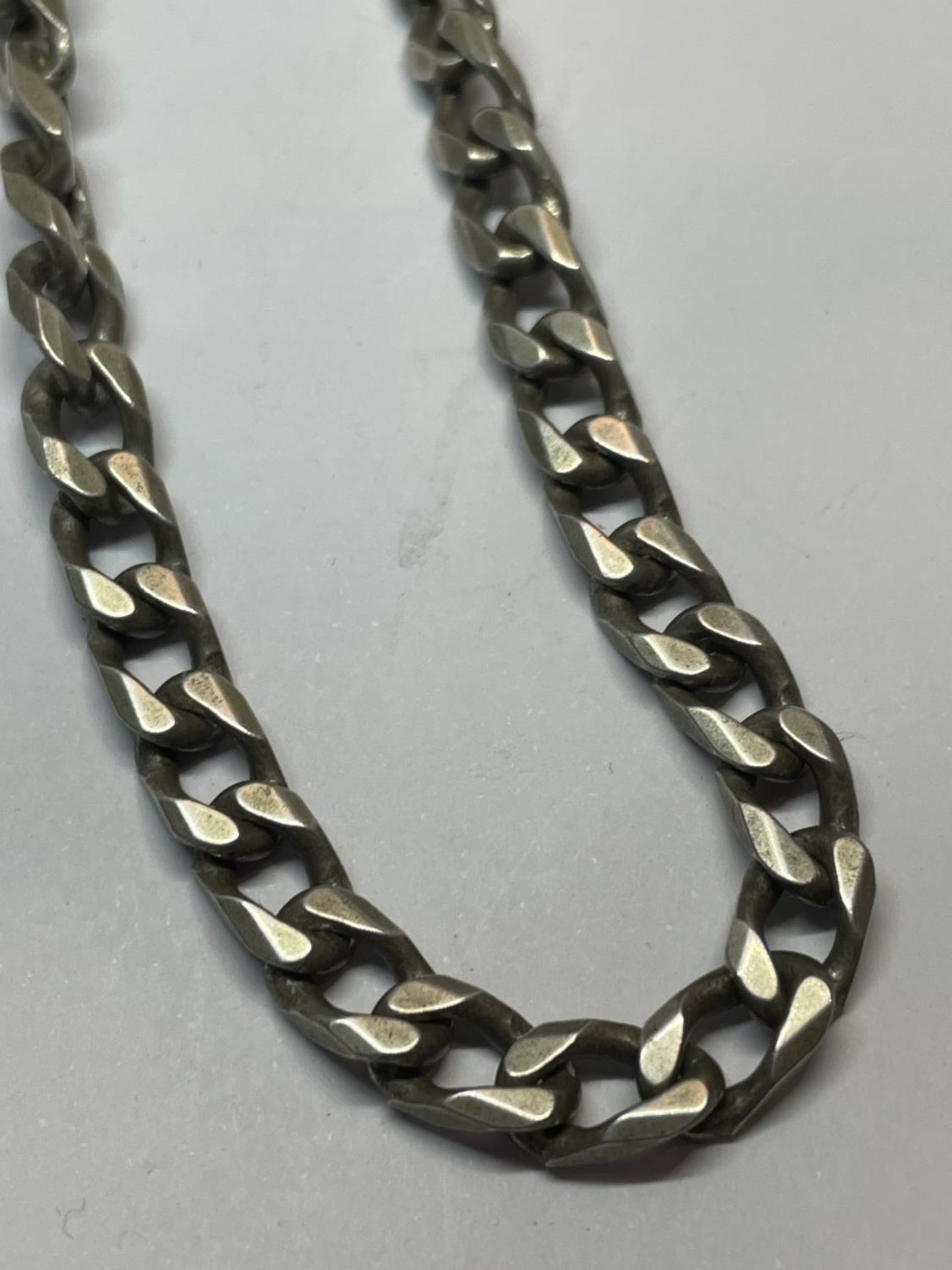 A HEAVY SILVER FLAT LINK NECKLACE LENGTH 20" - Image 2 of 3