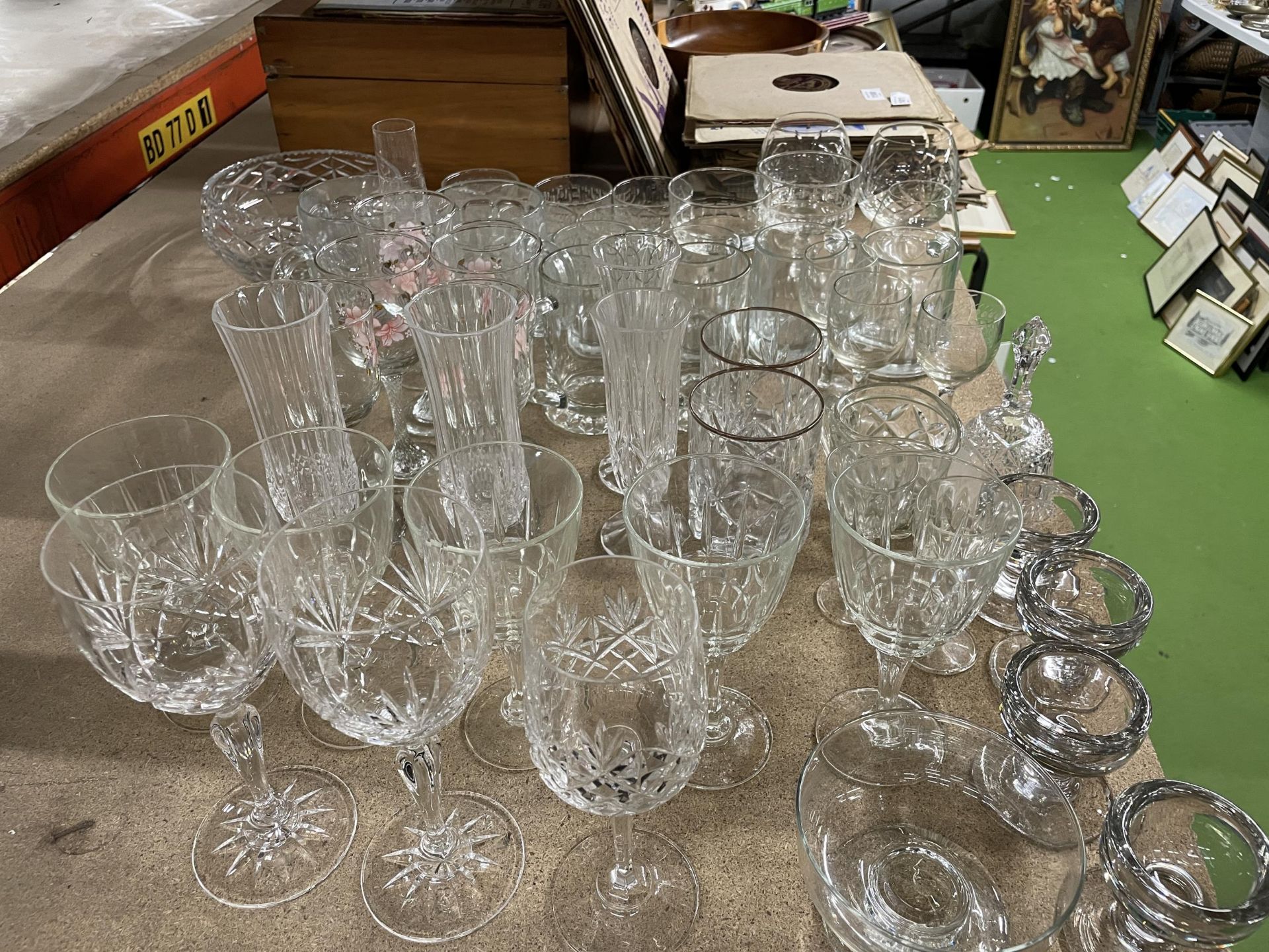 A LARGE QUANTITY OF GLASSES TO INCLUDE CHAMPAGNE FLUTES, BRANDY BALLOONS, WINE, SHERRY, TANKARDS, - Image 5 of 6