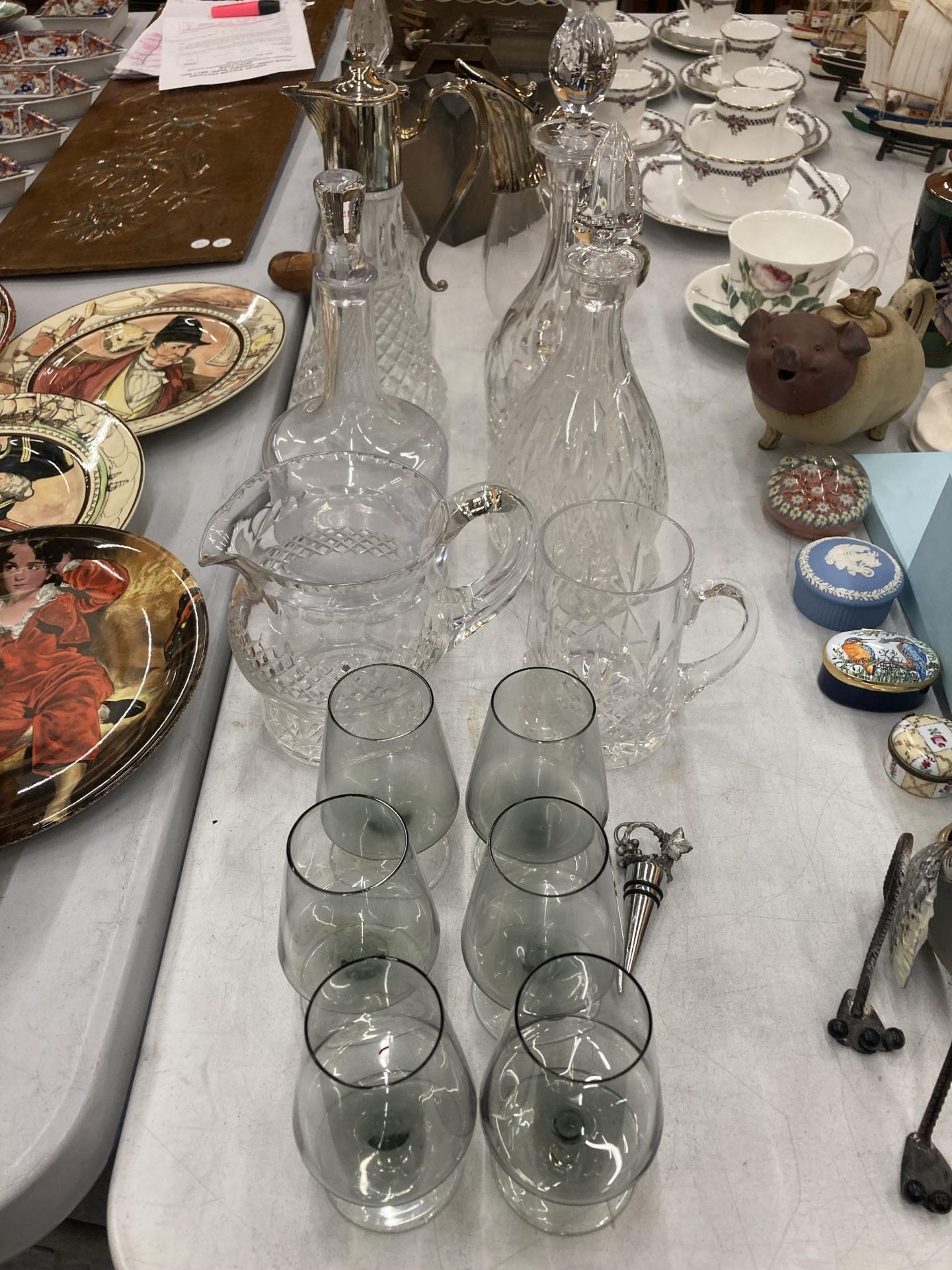 A COLLECTION OF GLASSWARE TO INCLUDE CUT GLASS DECANTERS, SILVER PLATED CLARET JUGS ETC