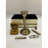 A MIXED LOT OF SILVER AND FURTHER ITEMS TO INCLUDE A SILVER CANDLESTICK, BOXED CITRINE STYLE DRESS