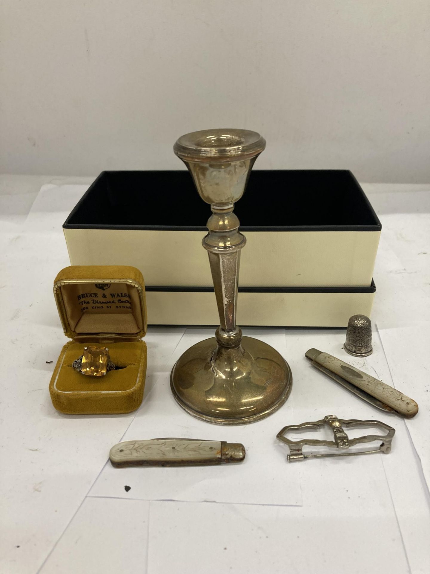A MIXED LOT OF SILVER AND FURTHER ITEMS TO INCLUDE A SILVER CANDLESTICK, BOXED CITRINE STYLE DRESS