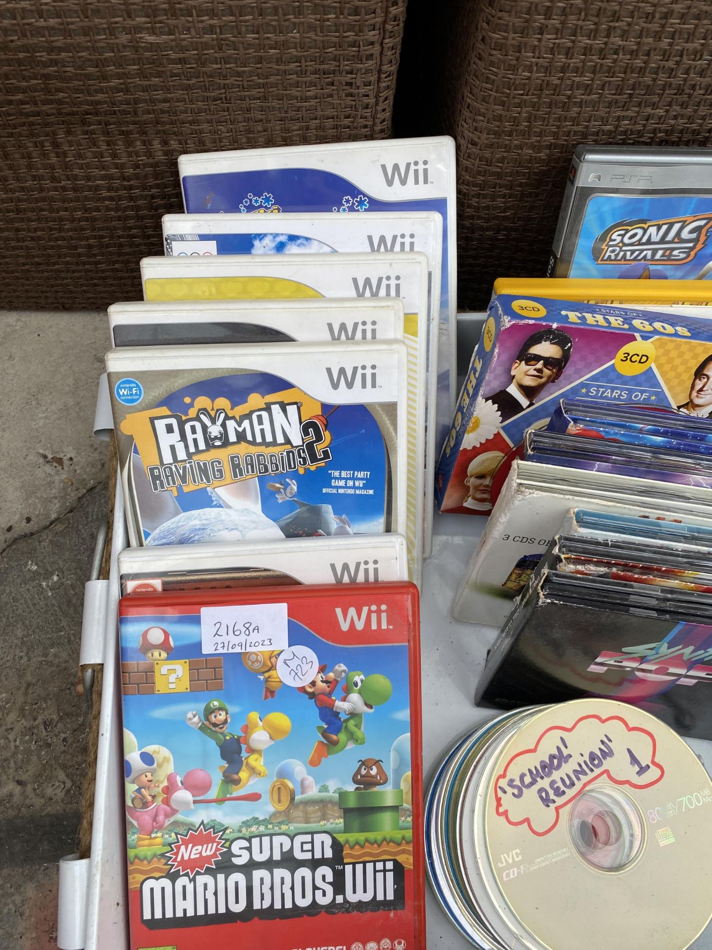 AN ASSORTMENT OF CDS AND NINTENDO WII GAMES - Image 2 of 4
