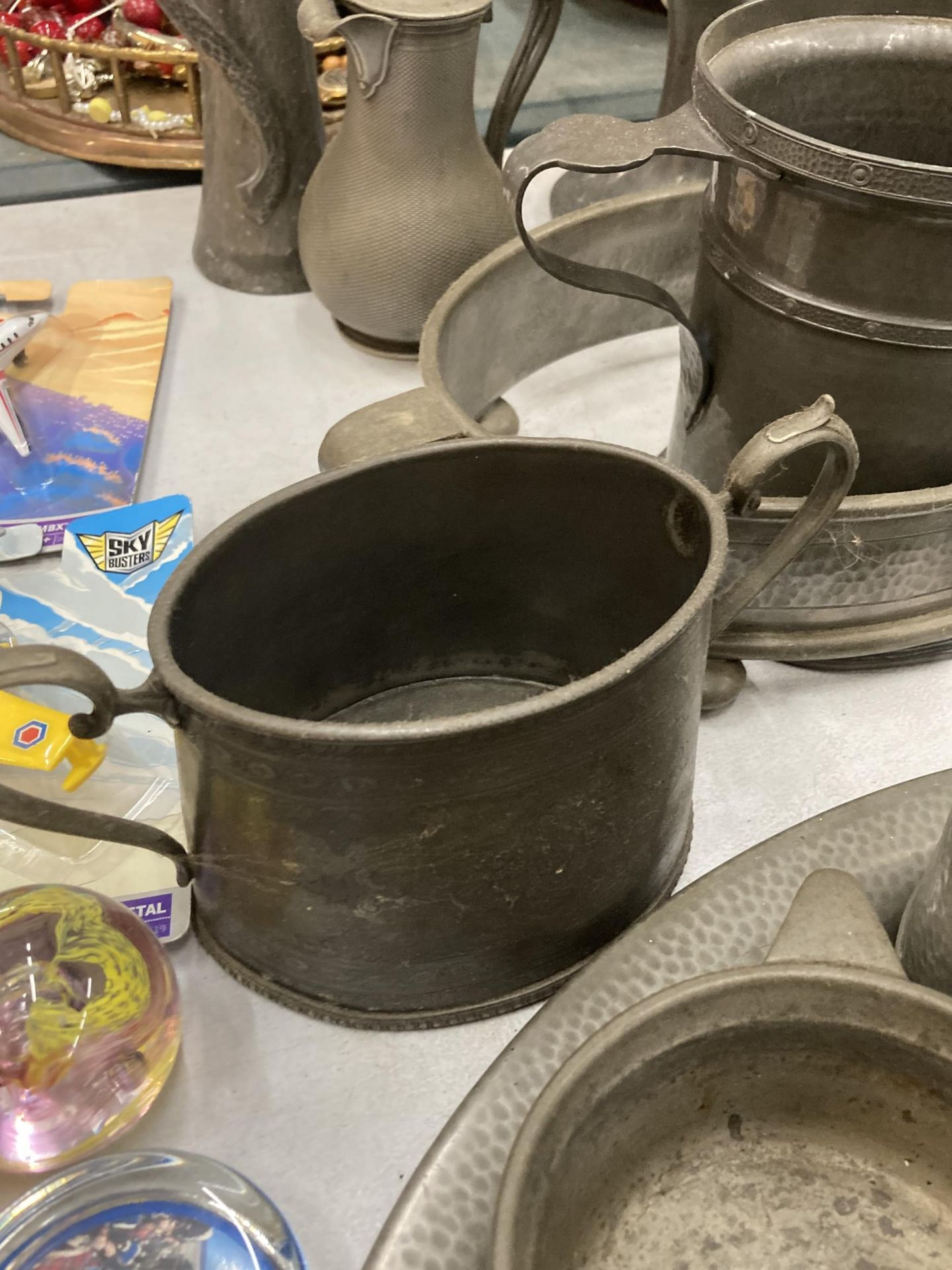 A LARGE QUANTITY OF VINTAGE PEWTER TO INCLUDE ARTS AND CRAFTS, BOWLS, A TEASET, VASES, JUGS, A TRAY, - Image 3 of 4