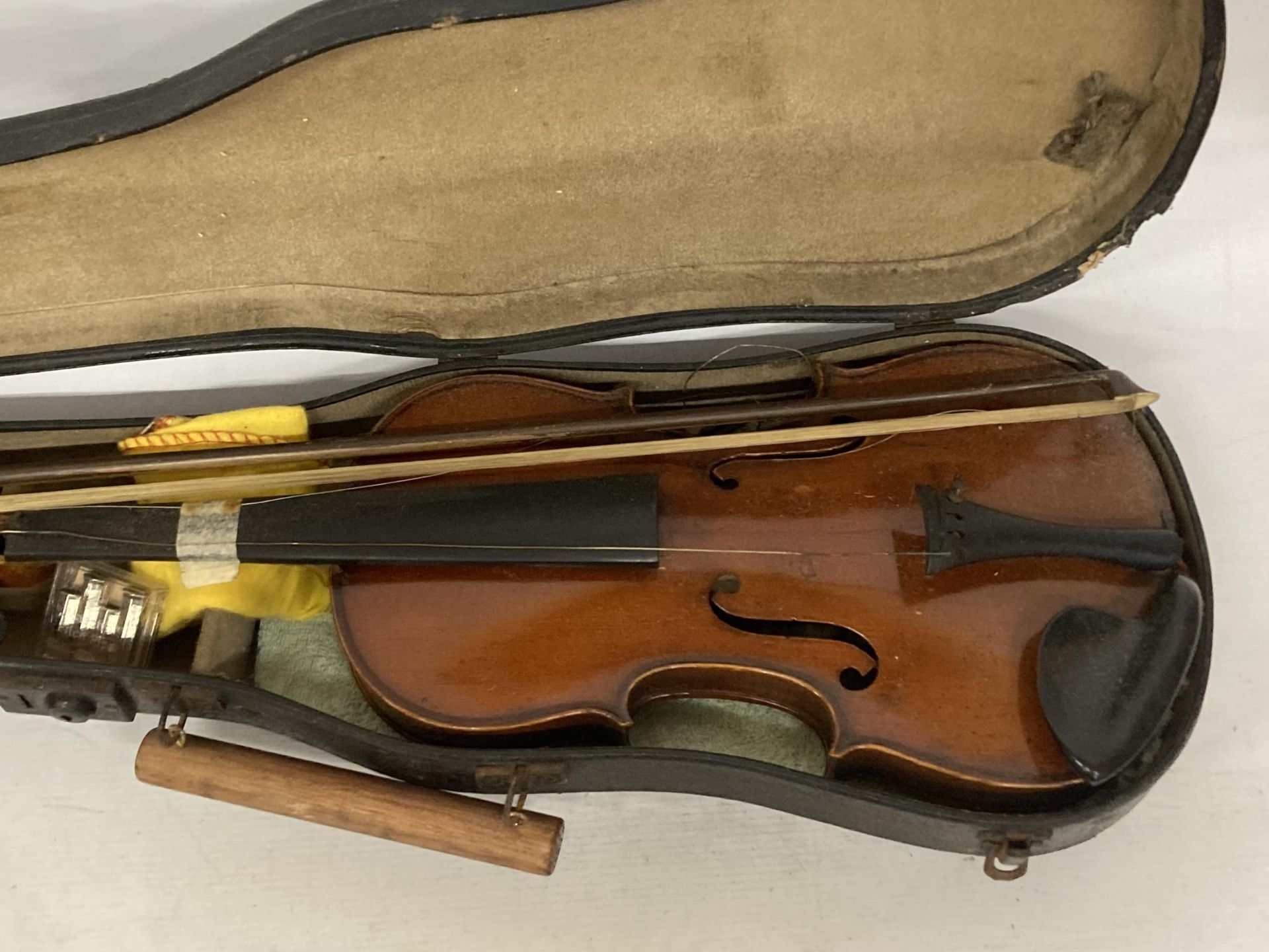 A VINTAGE CASED VIOLIN WITH BOW - Image 2 of 4