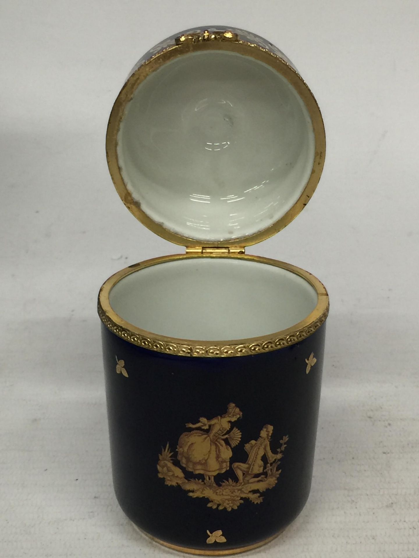 A LIMOGES CASTEL FRANCE 22K GOLD COBALT BLUE WITH GOLD SCROLL ACCENTS LOVERS PORCELAIN BOX WITH - Image 3 of 4
