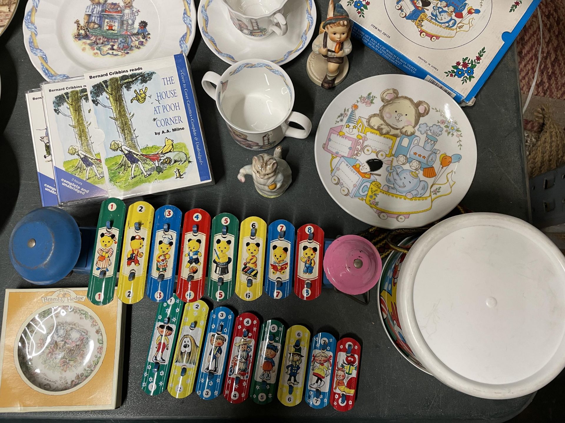 A QUANTITY OF CHILDREN'S ITEMS TO INCLUDE A 'QUEEN'S TALES OF TEDDIES' CERAMIC SET, WINNIE THE - Image 4 of 5