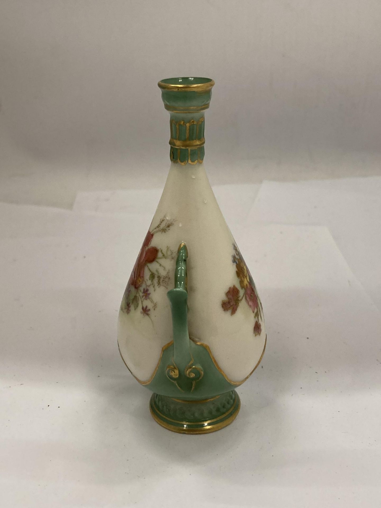AN ANTIQUE ROYAL WORCESTER HAND PAINTED VASE WITH FLORAL DESIGN - Image 2 of 4