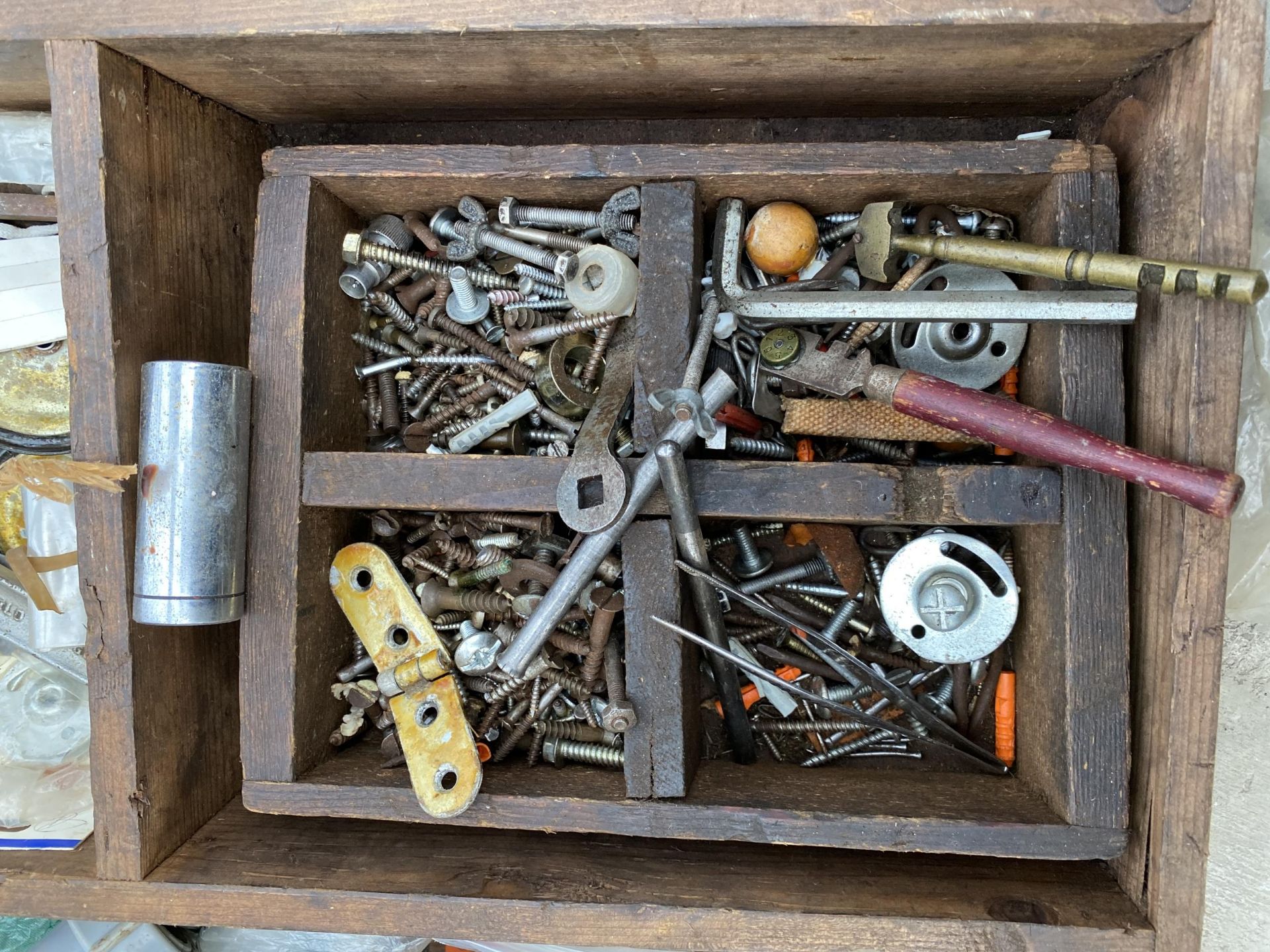A LARGE VINTAGE ENGINEERS CHEST CONTAINING A LARGE ASSORTMENT OF TOOLS - Image 4 of 9