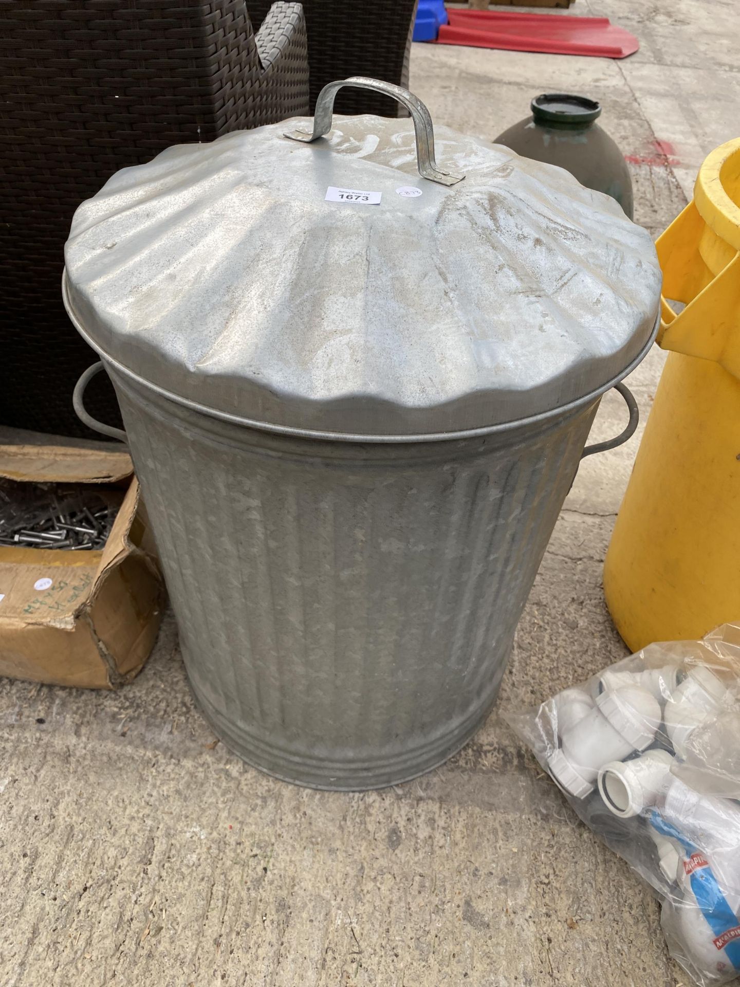 A LIDDED GALVANISED STEEL DUSTBIN