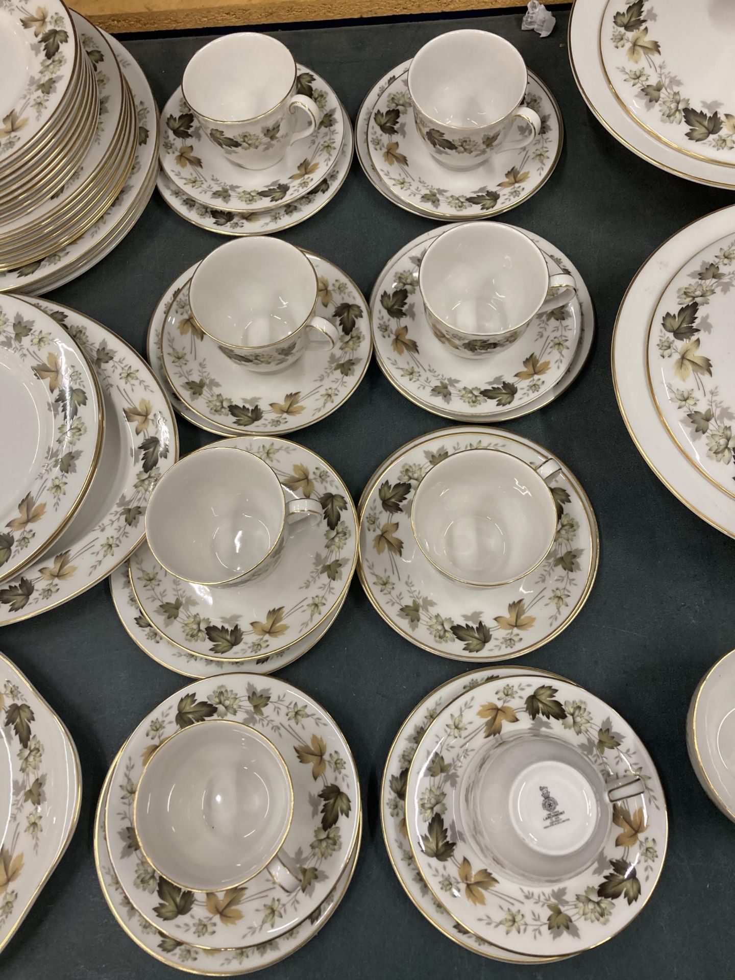 A ROYAL DOULTON 'LARCHMONT' PART DINNER SERVICE TO INCLUDE SERVING TUREENS, VARIOUS SIZES OF PLATES, - Bild 4 aus 5